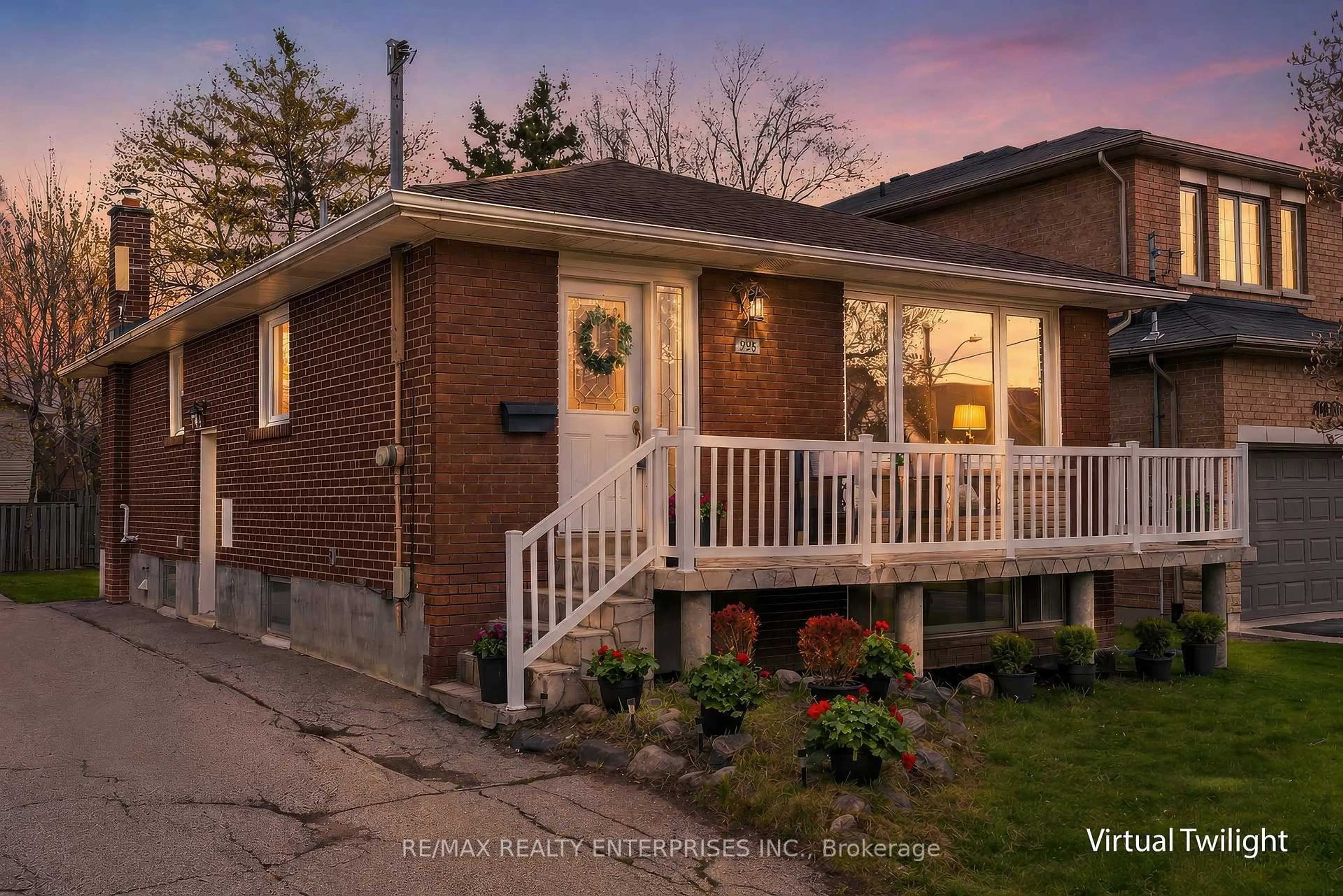 Home with brick exterior material, street for 995 Garrard Ave, Mississauga Ontario L5E 1L4