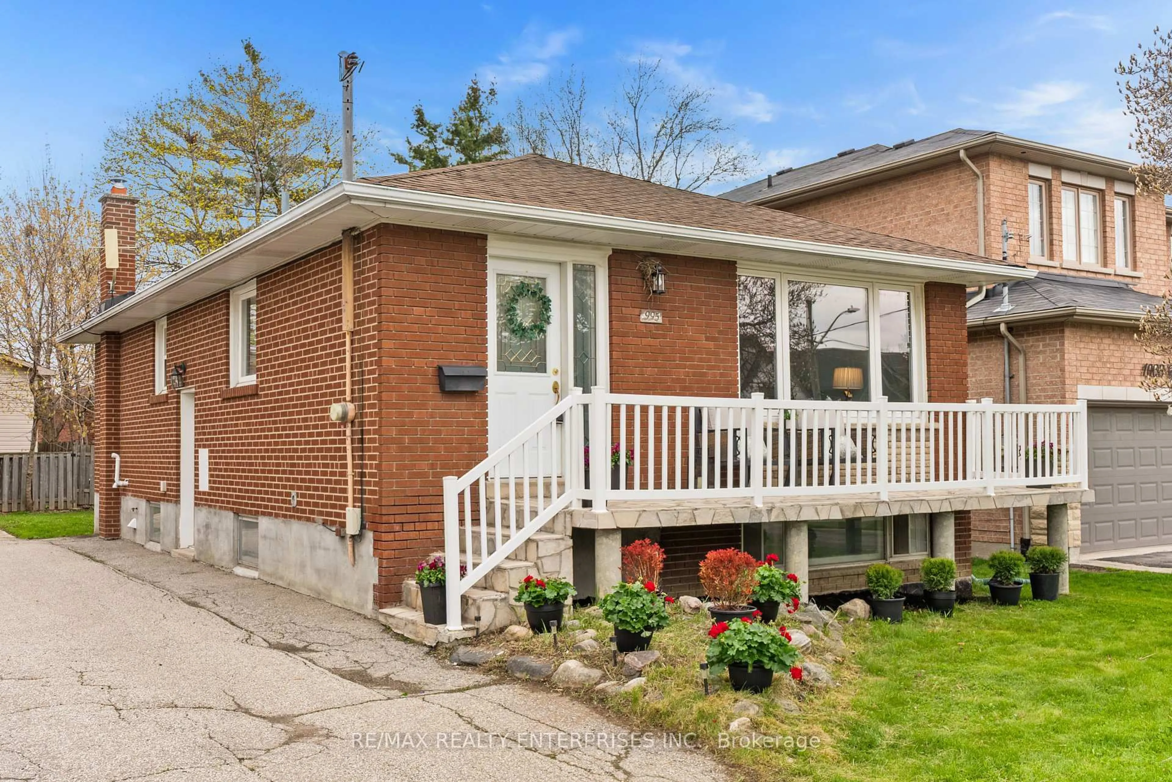Home with brick exterior material, street for 995 Garrard Ave, Mississauga Ontario L5E 1L4