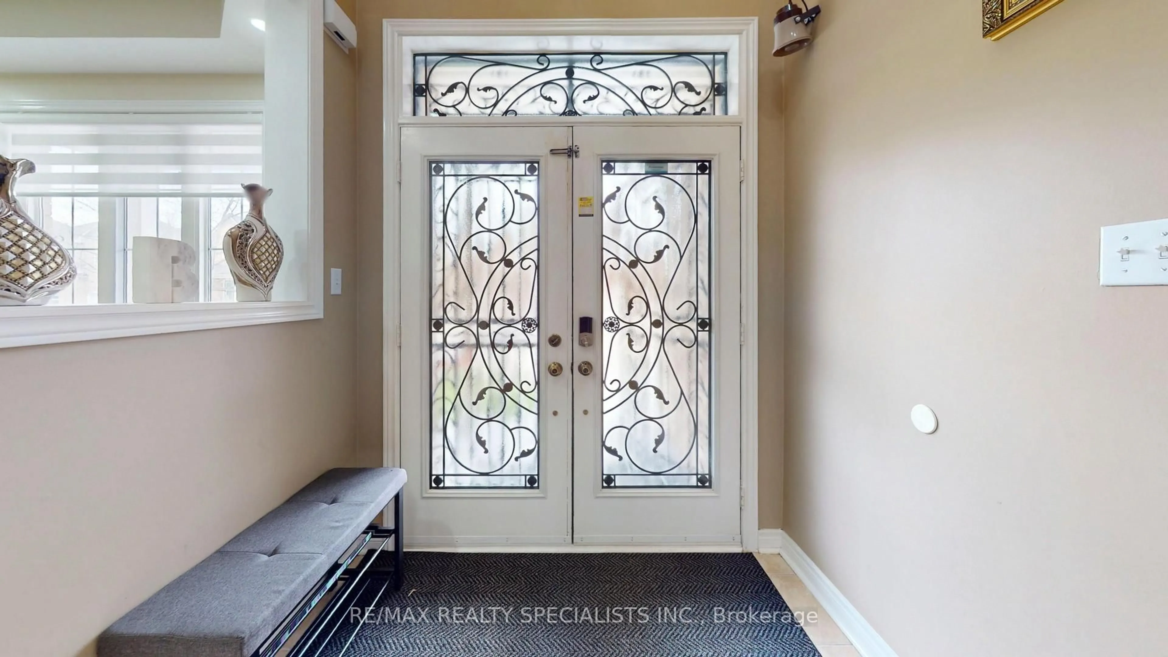 Indoor entryway for 16 Redearth Gate, Brampton Ontario L6P 2L3