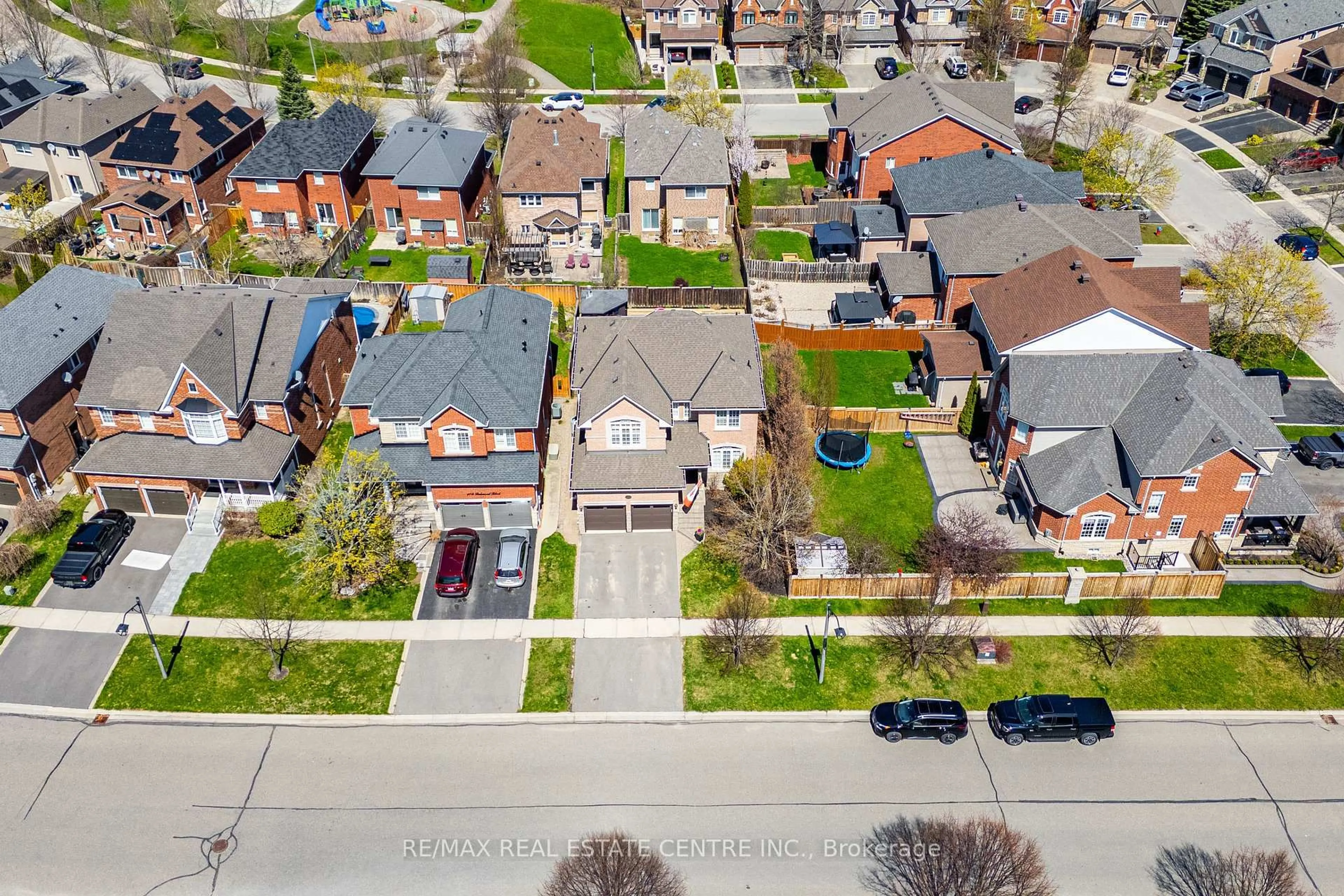 A pic from outside/outdoor area/front of a property/back of a property/a pic from drone, street for 106 Belmont Blvd, Halton Hills Ontario L7G 6E3