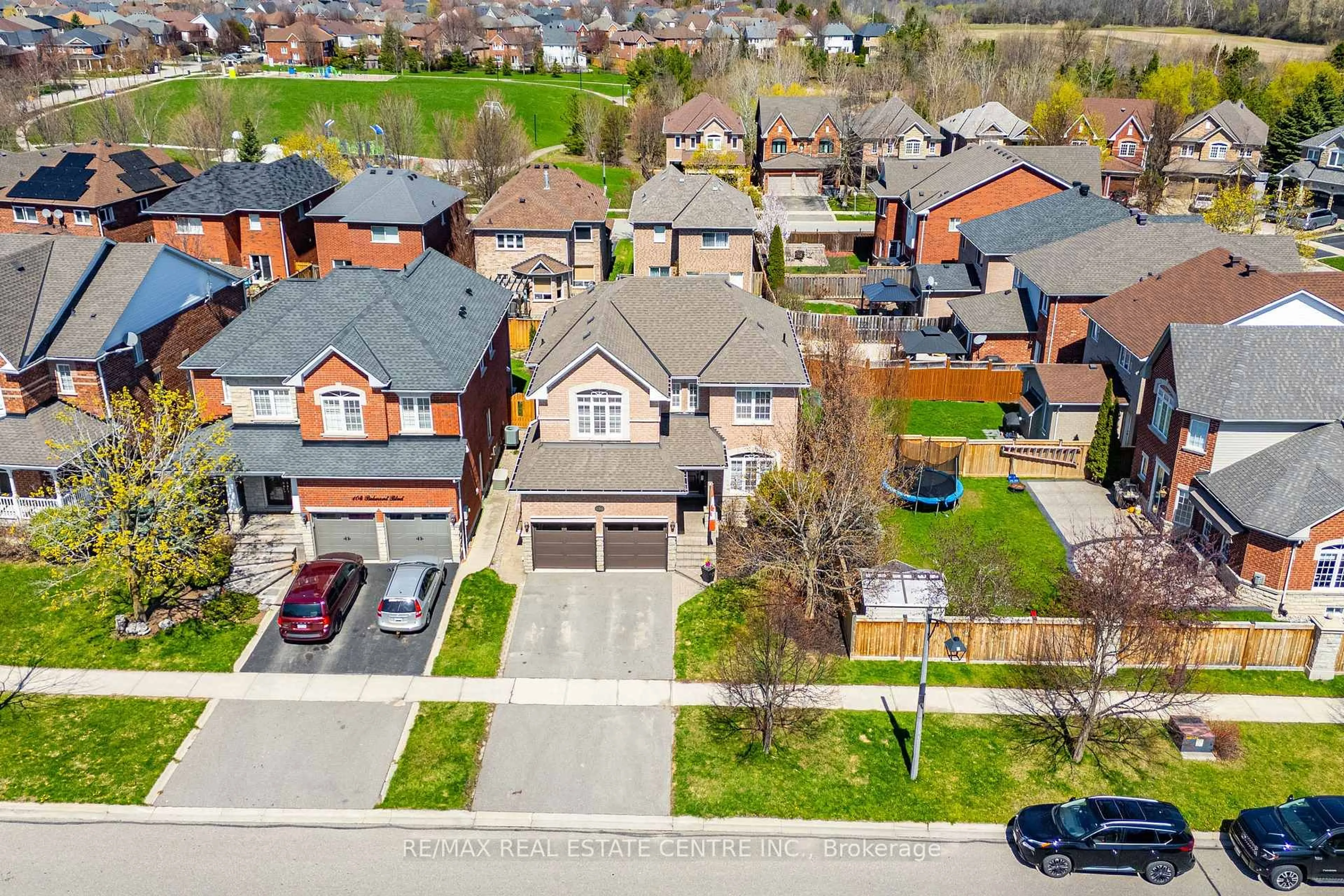 A pic from outside/outdoor area/front of a property/back of a property/a pic from drone, street for 106 Belmont Blvd, Halton Hills Ontario L7G 6E3