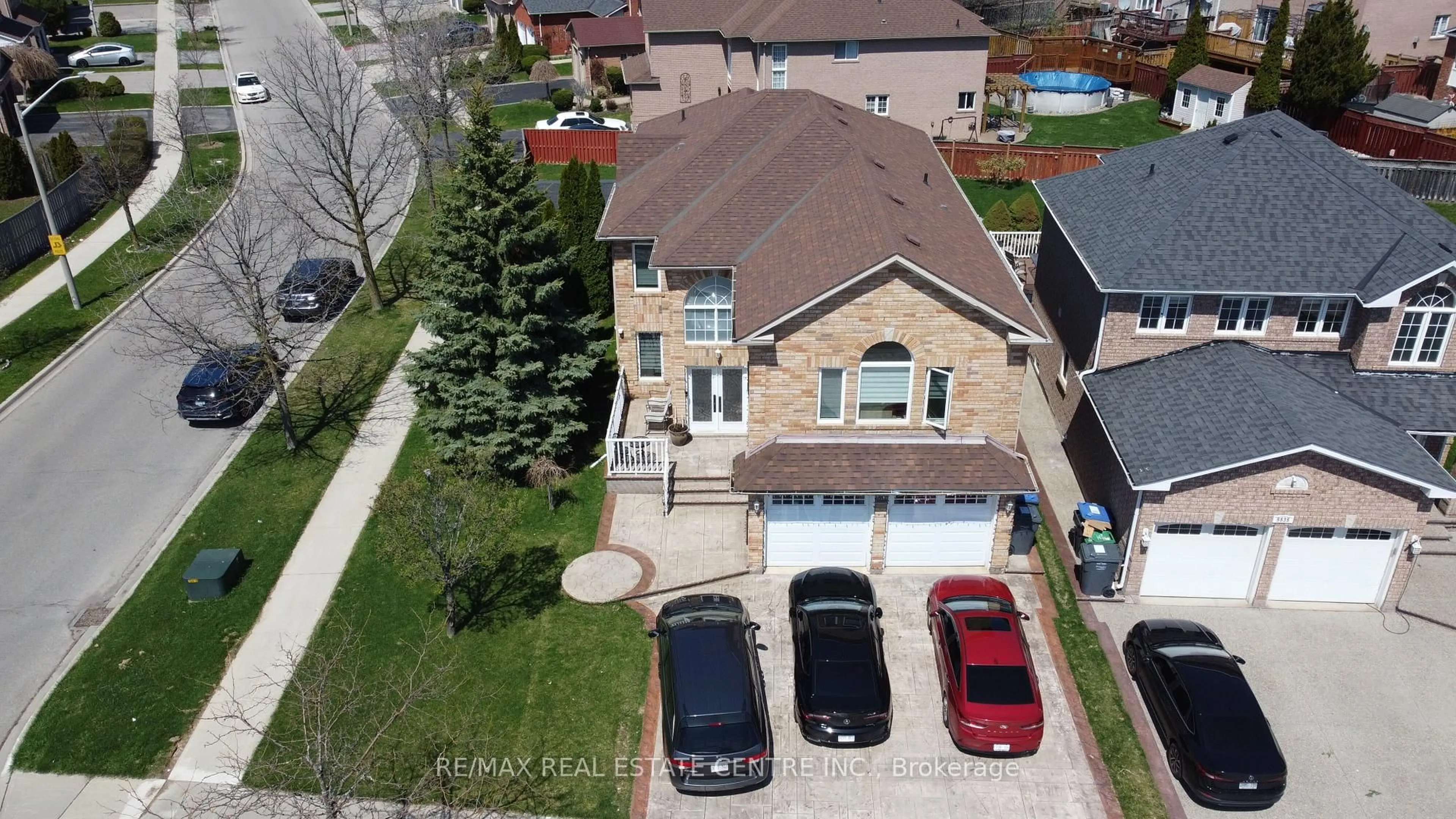 A pic from outside/outdoor area/front of a property/back of a property/a pic from drone, street for 5539 Loonlake Ave, Mississauga Ontario L5V 2E3