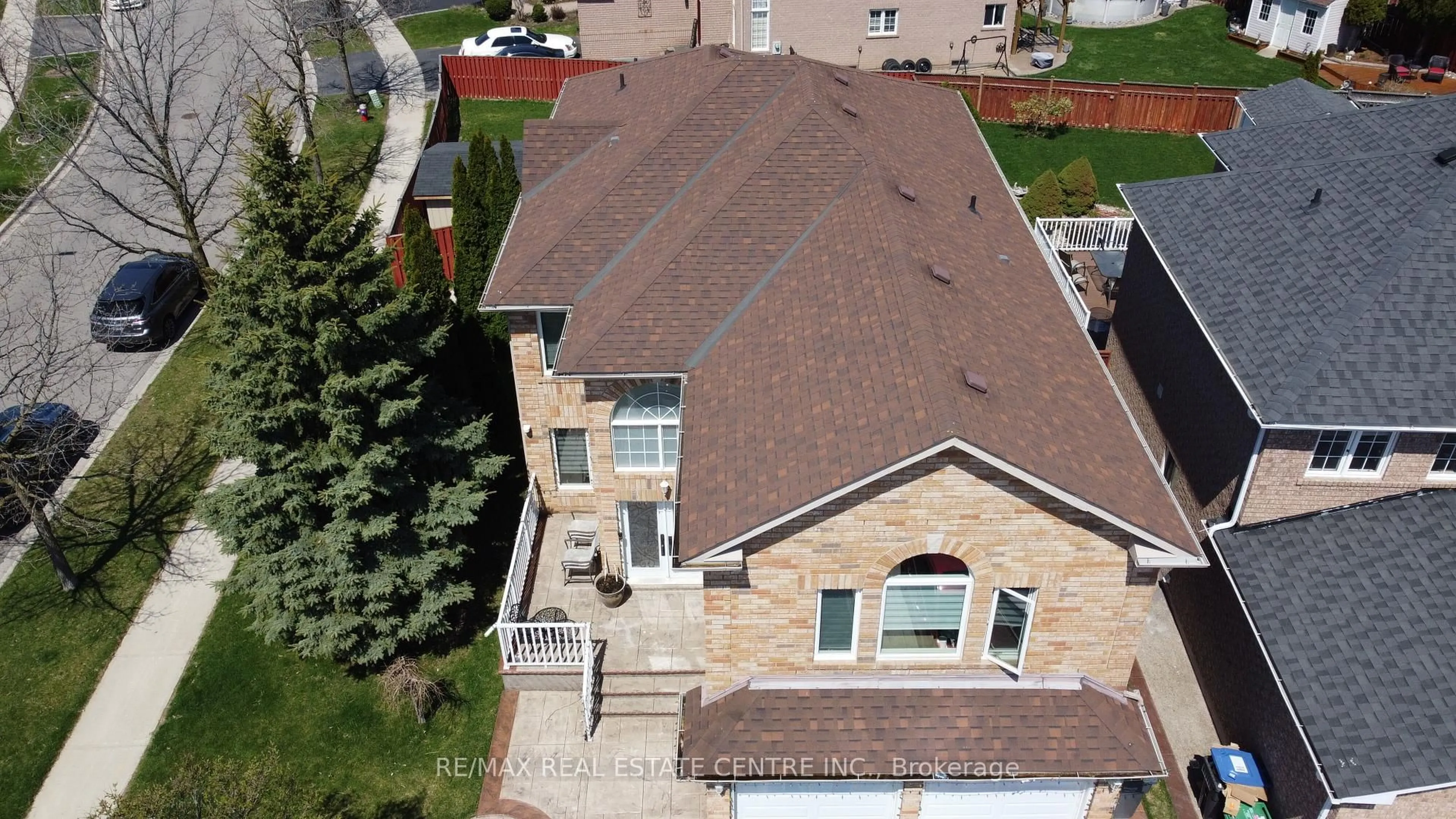 A pic from outside/outdoor area/front of a property/back of a property/a pic from drone, street for 5539 Loonlake Ave, Mississauga Ontario L5V 2E3