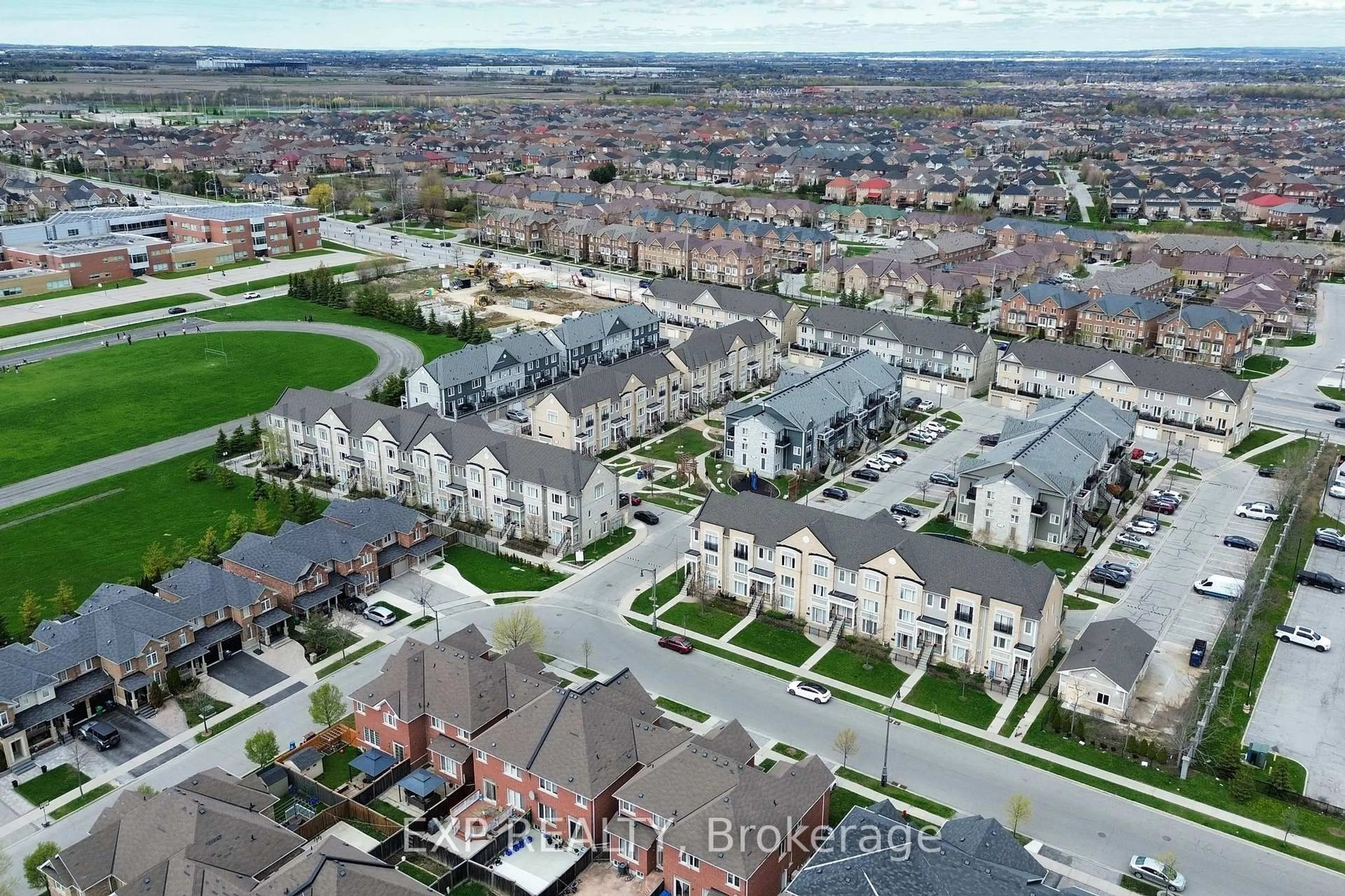 A pic from outside/outdoor area/front of a property/back of a property/a pic from drone, street for 60 Fairwood Circ #32, Brampton Ontario L6R 0Y6