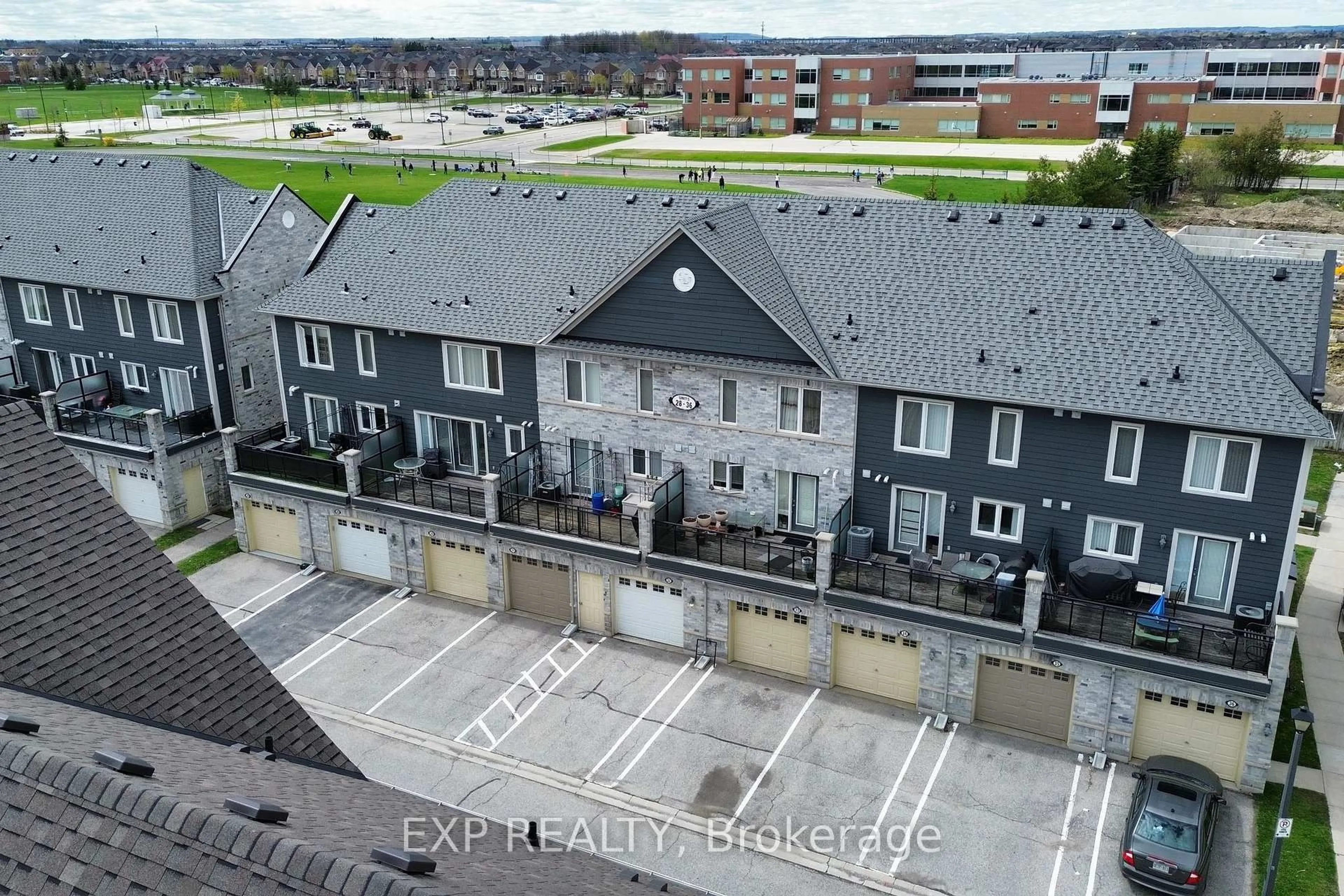 A pic from outside/outdoor area/front of a property/back of a property/a pic from drone, city buildings view from balcony for 60 Fairwood Circ #32, Brampton Ontario L6R 0Y6