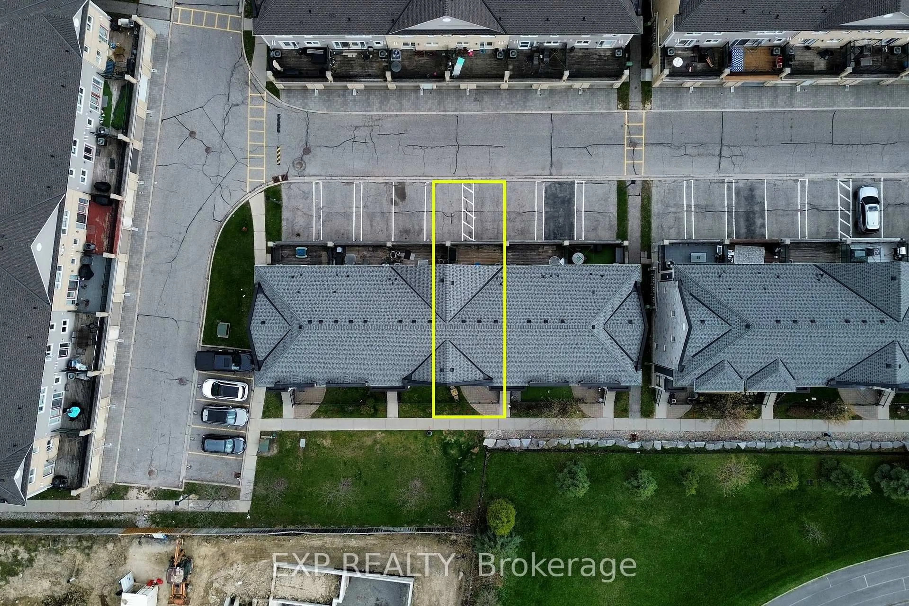 A pic from outside/outdoor area/front of a property/back of a property/a pic from drone, unknown for 60 Fairwood Circ #32, Brampton Ontario L6R 0Y6