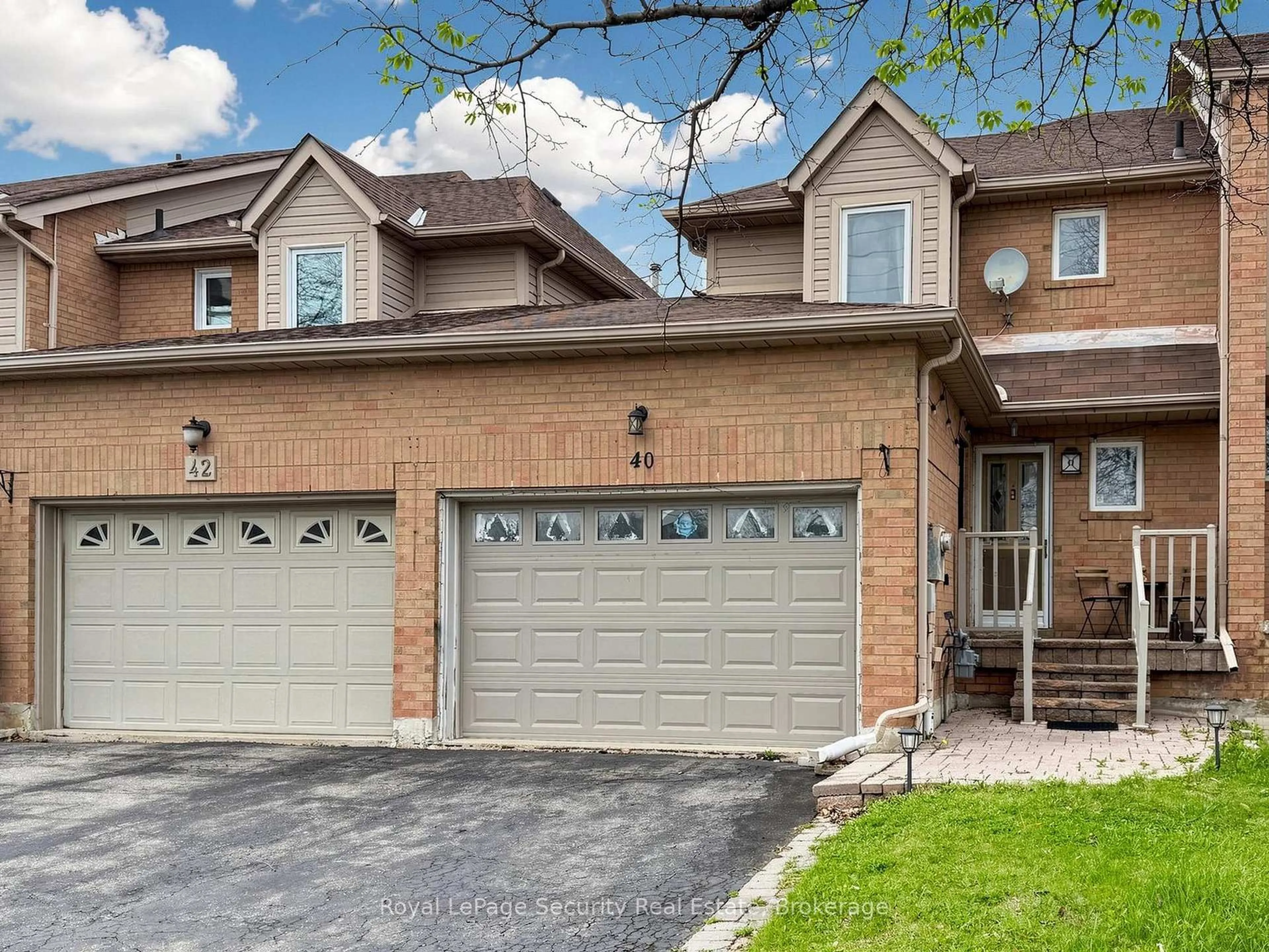 Home with brick exterior material, street for 40 Langdale Cres, Brampton Ontario L6Y 4R7