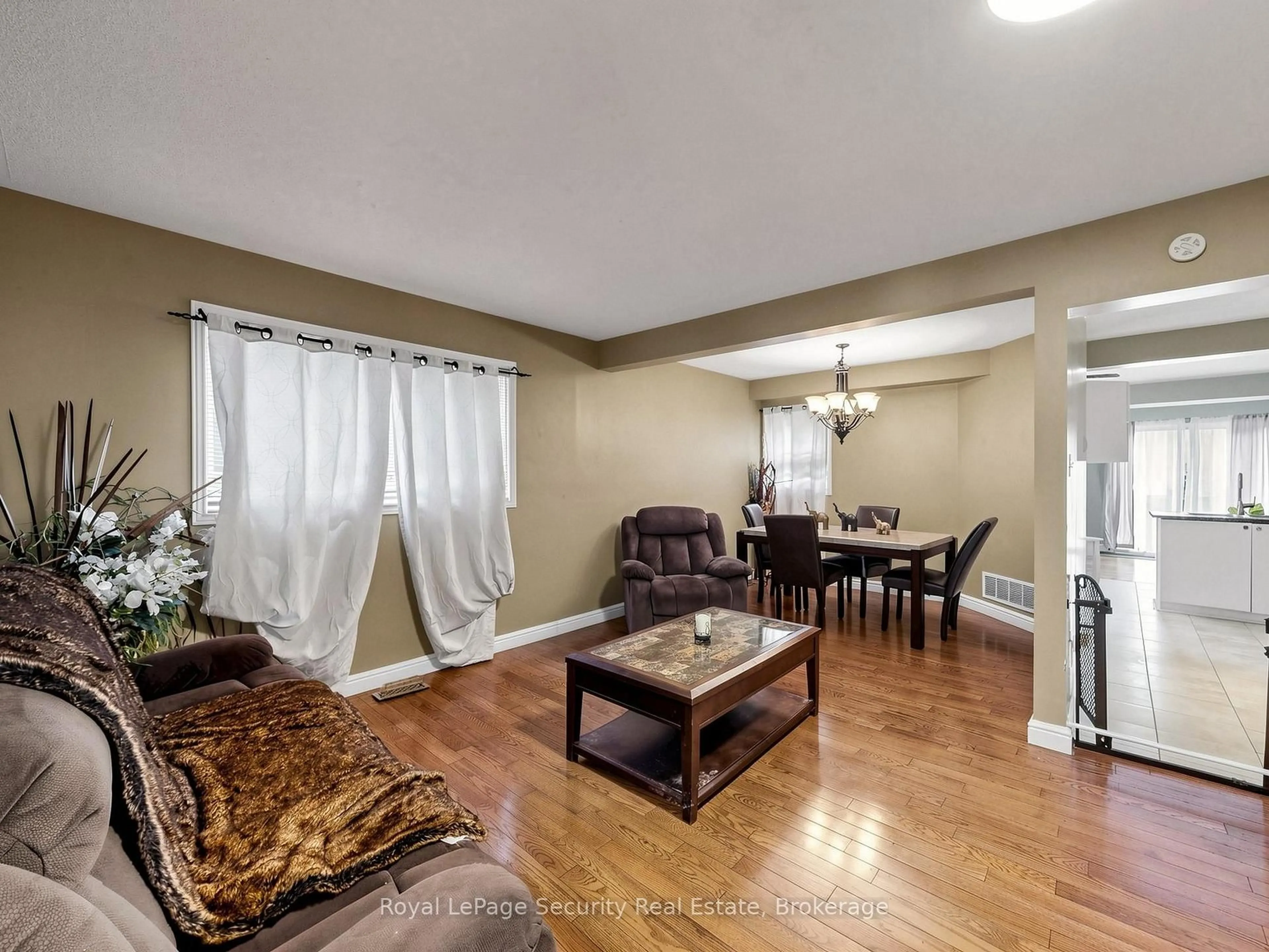 Living room with furniture, unknown for 40 Langdale Cres, Brampton Ontario L6Y 4R7