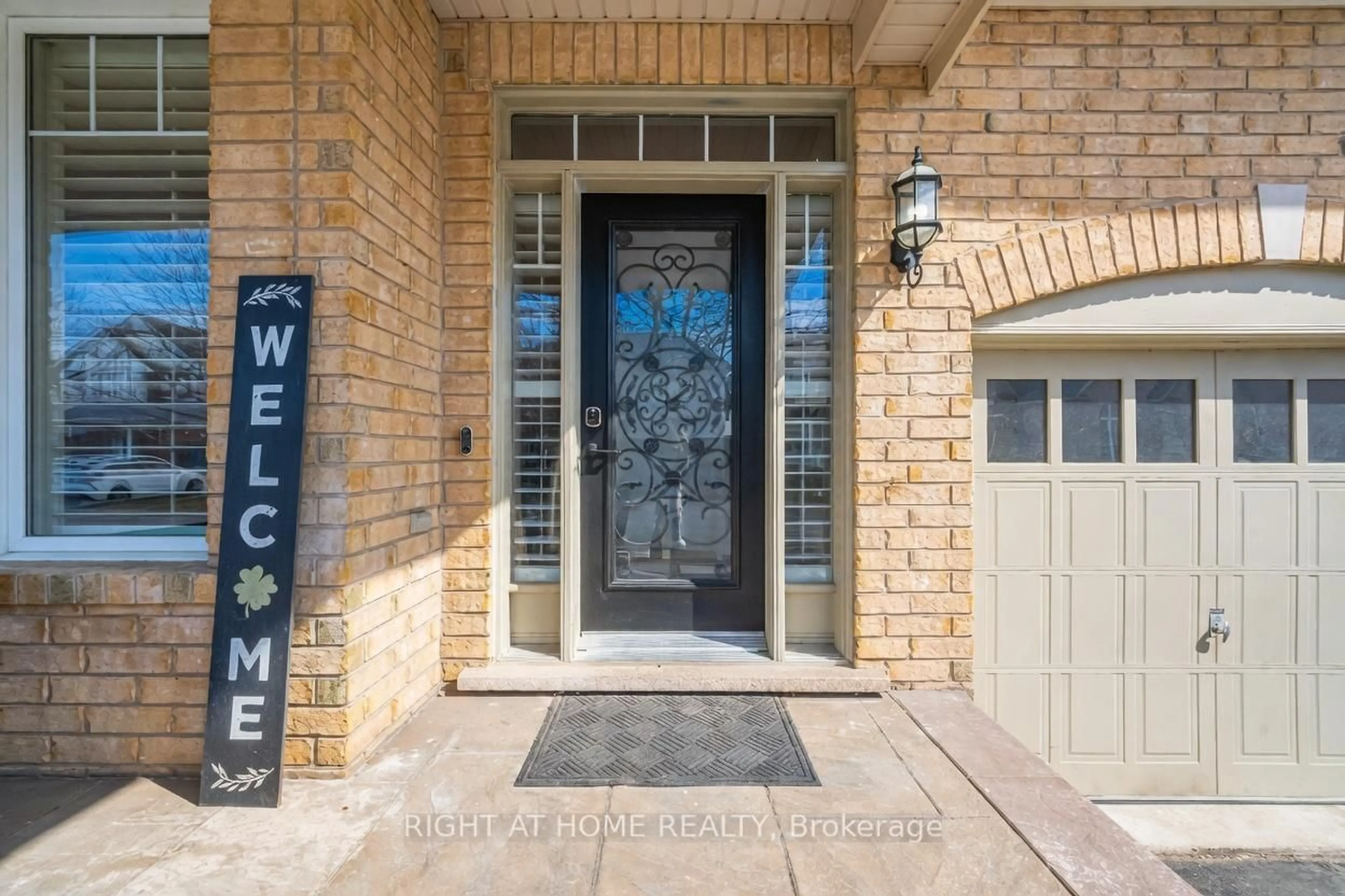 Indoor entryway for 277 Potts Terr, Milton Ontario L9T 0X6
