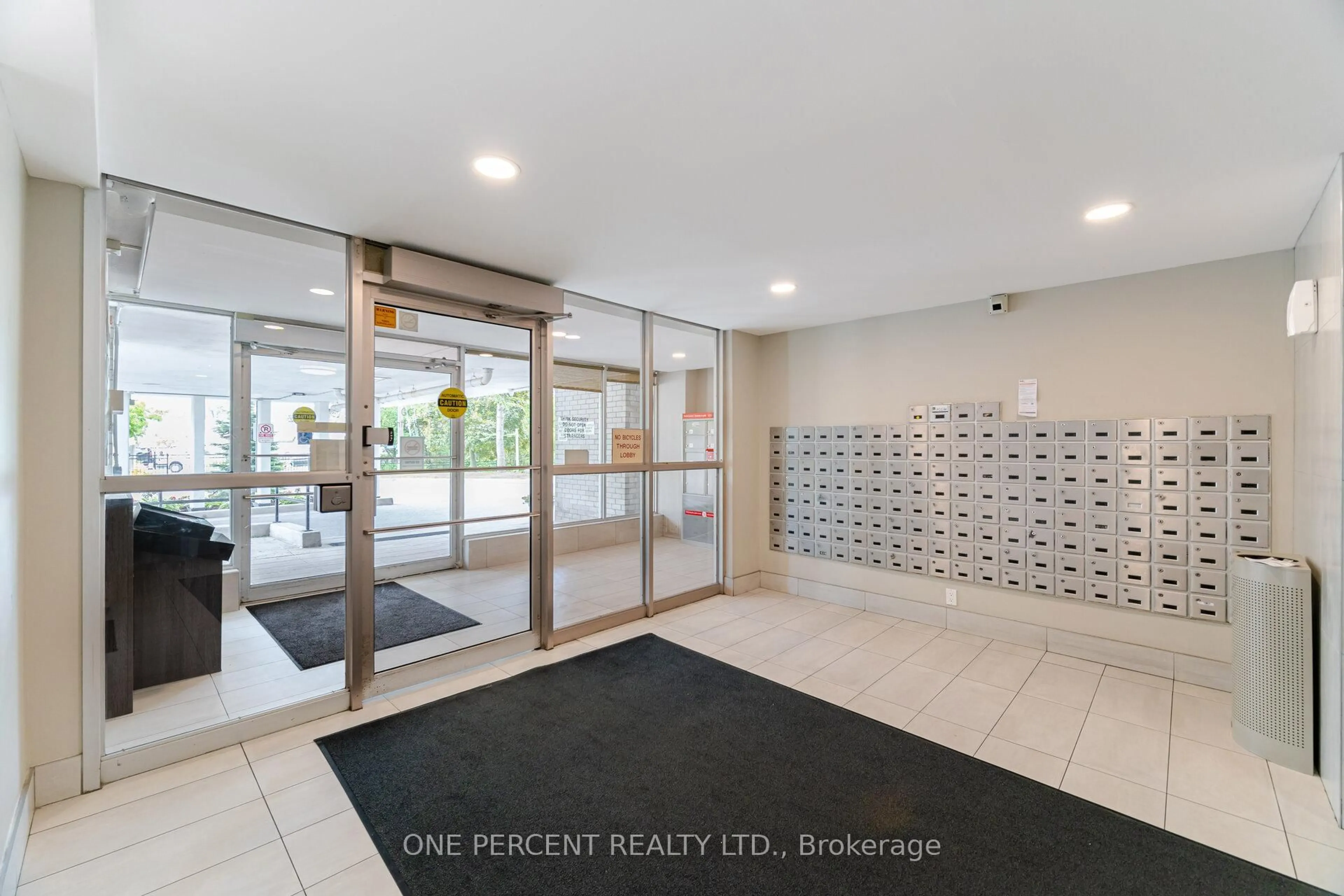 Indoor foyer for 1100 Caven St ##1110, Mississauga Ontario L5G 4N3