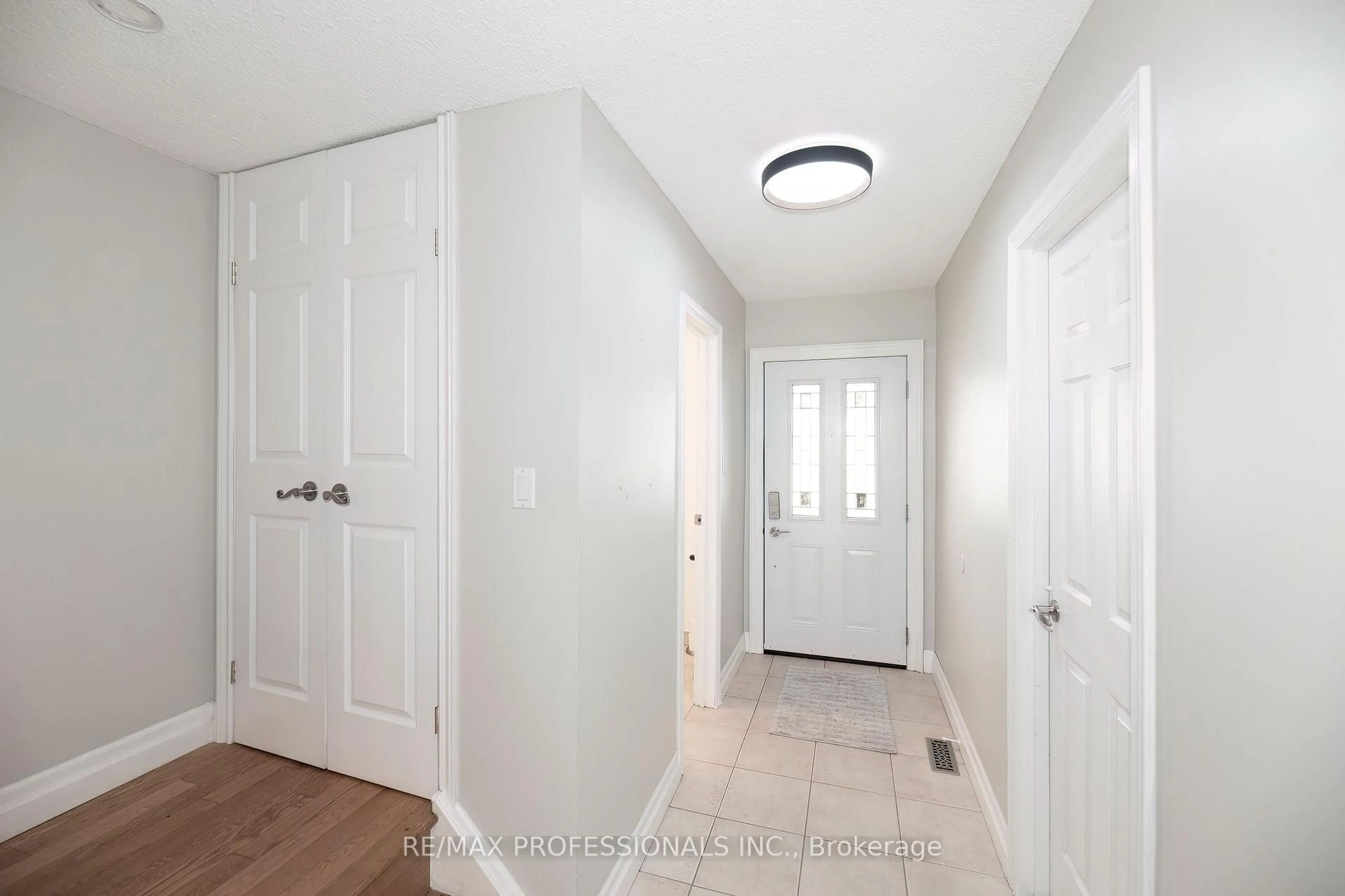 Indoor entryway for 1951 Rathburn Rd #20, Mississauga Ontario L4W 2N9