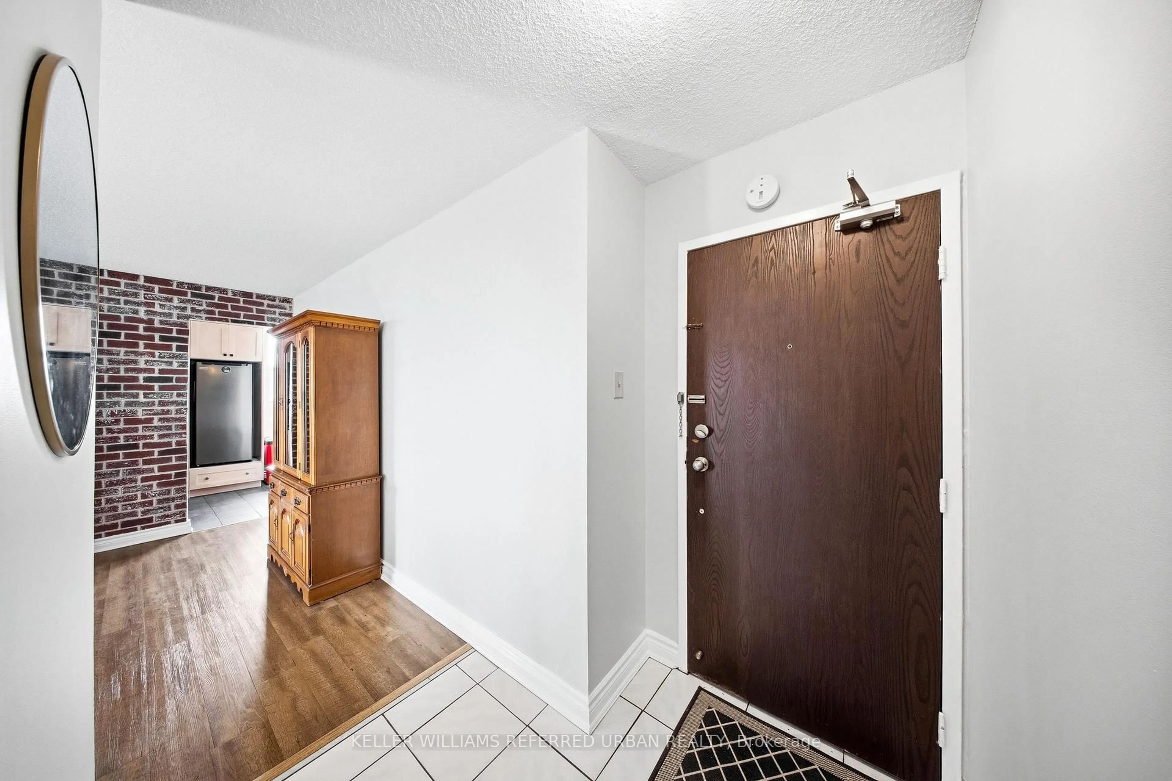 Indoor foyer for 2130 Weston Rd #1401, Toronto Ontario M9N 3R9