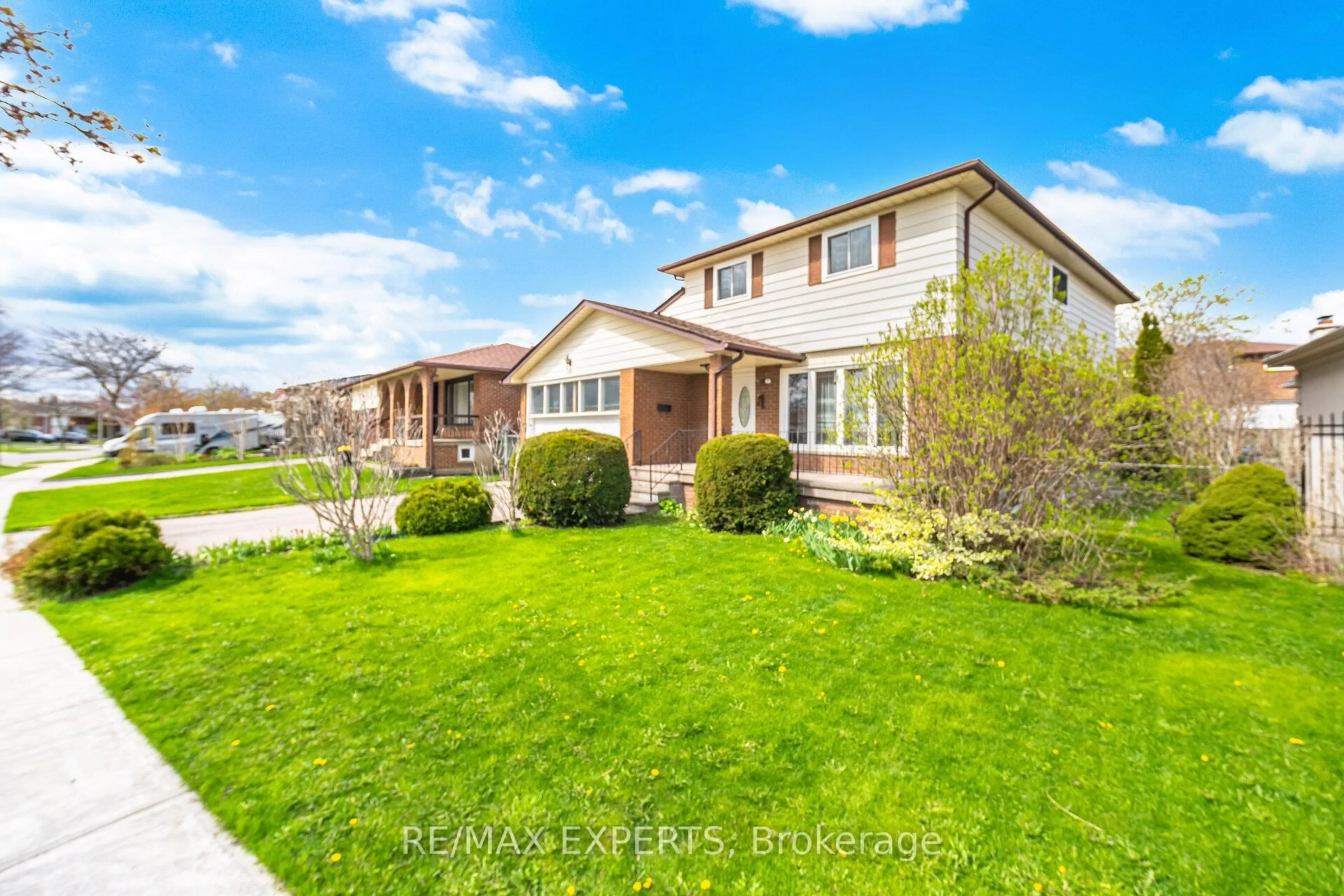 A pic from outside/outdoor area/front of a property/back of a property/a pic from drone, street for 479 Louis Dr, Mississauga Ontario L5B 2J5