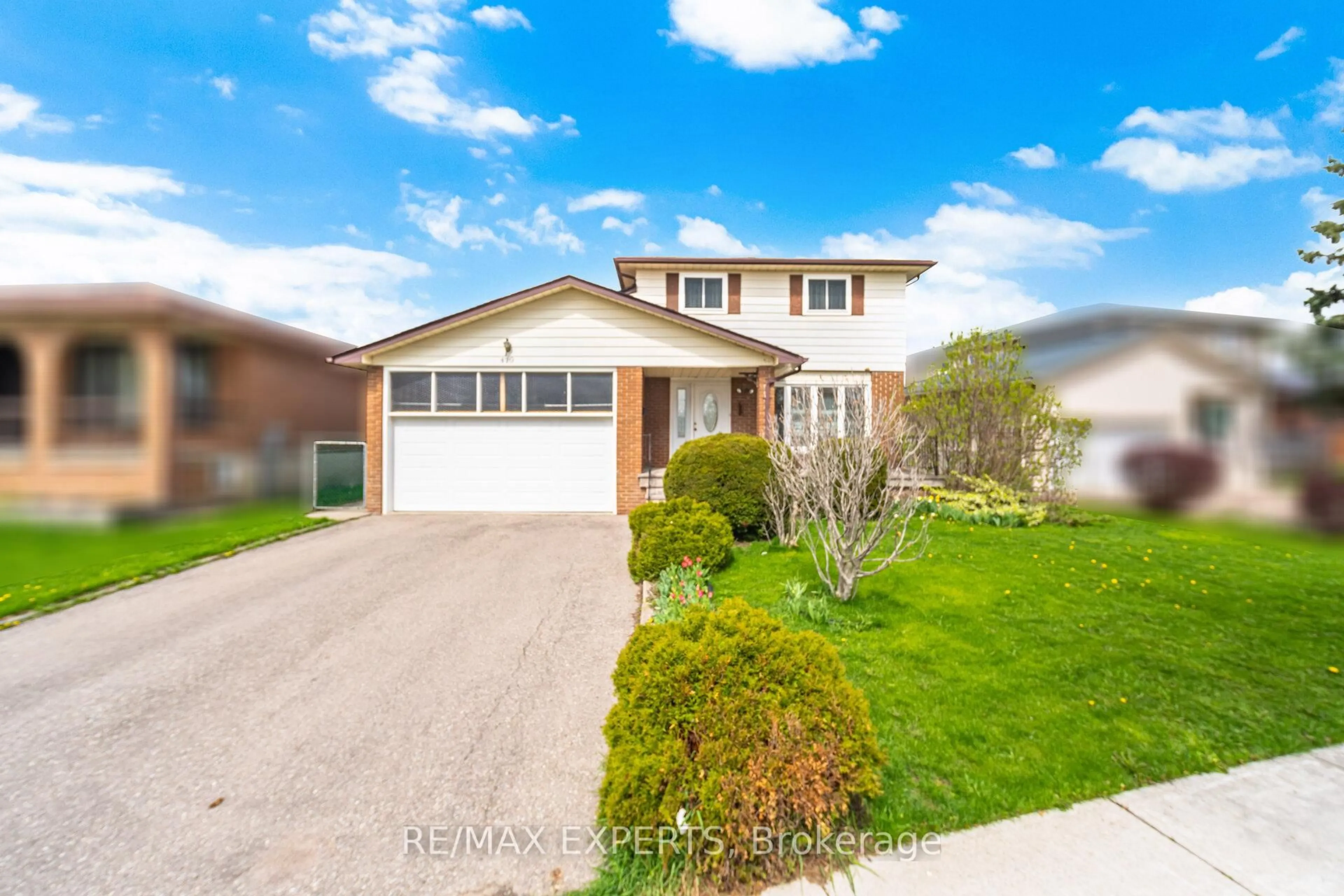Home with vinyl exterior material, street for 479 Louis Dr, Mississauga Ontario L5B 2J5