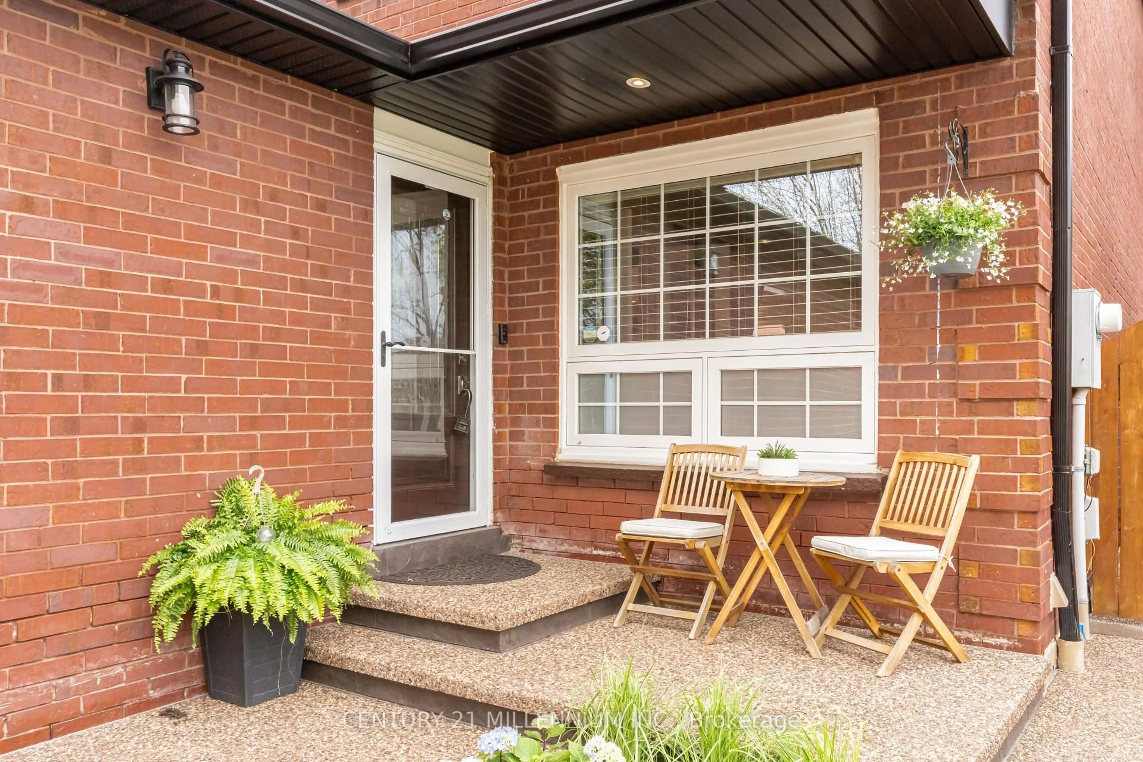 Patio, street for 8 Shenstone Ave, Brampton Ontario L6Z 2Y6