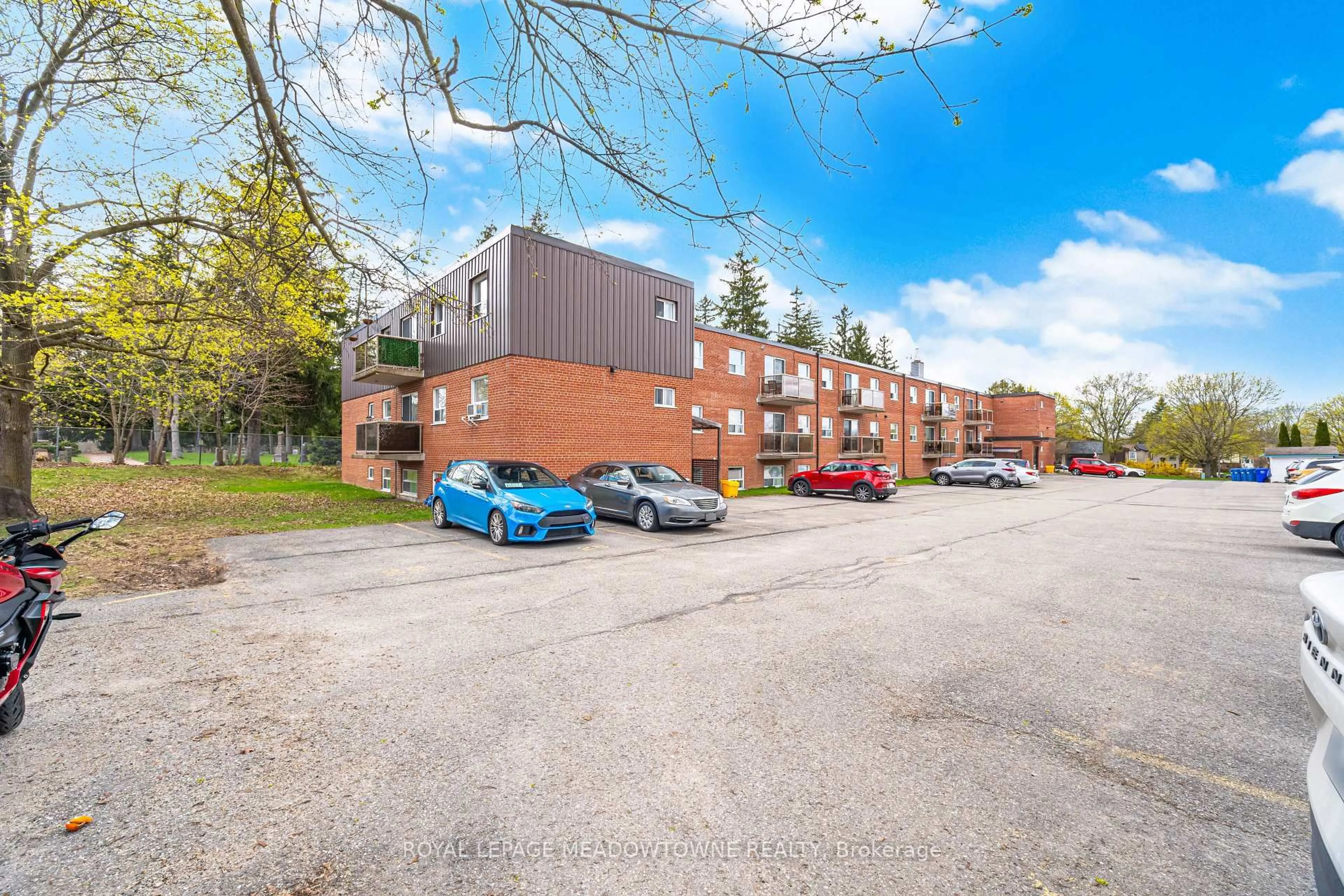 A pic from outside/outdoor area/front of a property/back of a property/a pic from drone, unknown for 24 Ransom St #205, Halton Hills Ontario L7J 1S3