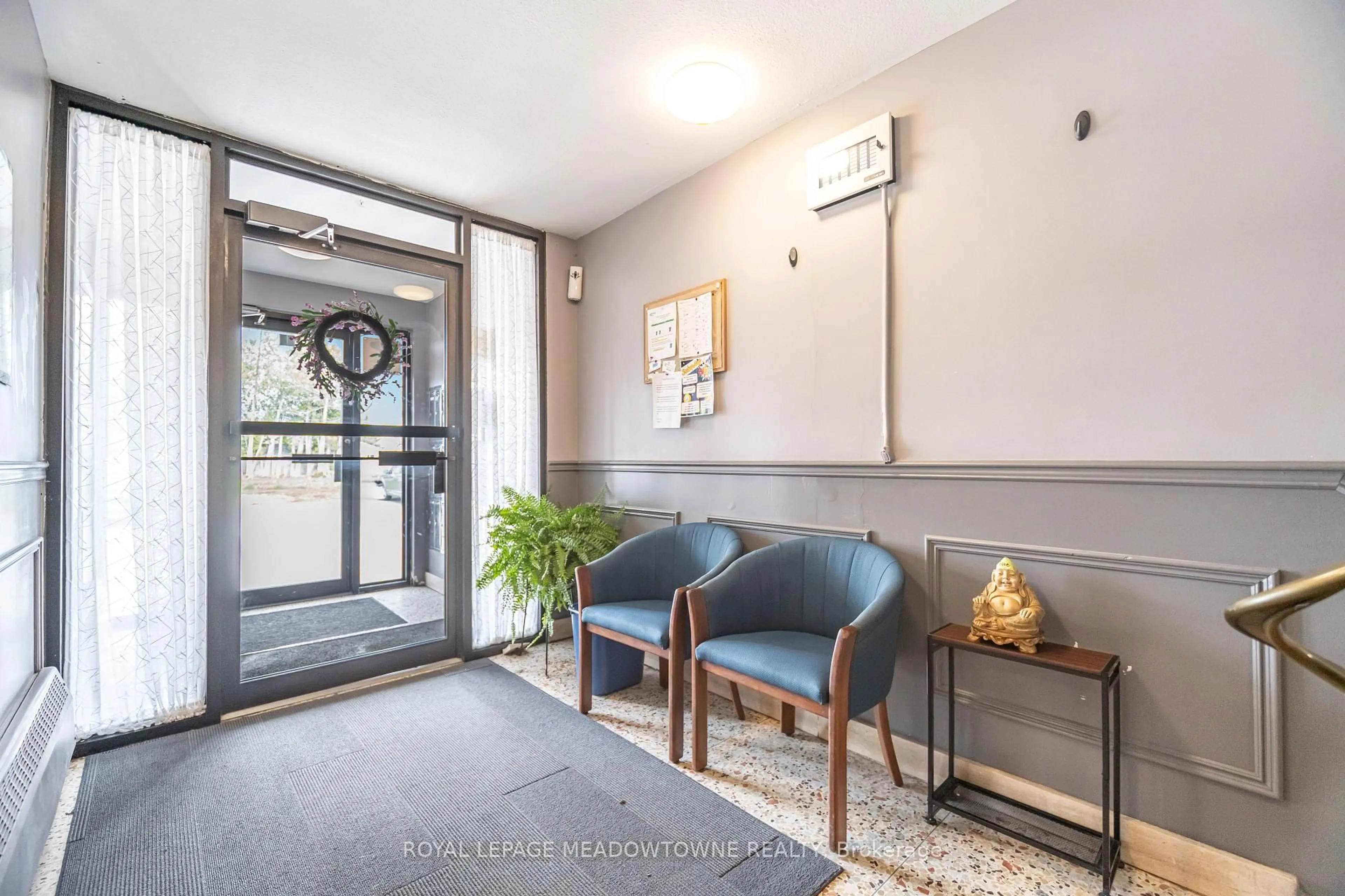 Indoor foyer for 24 Ransom St #205, Halton Hills Ontario L7J 1S3