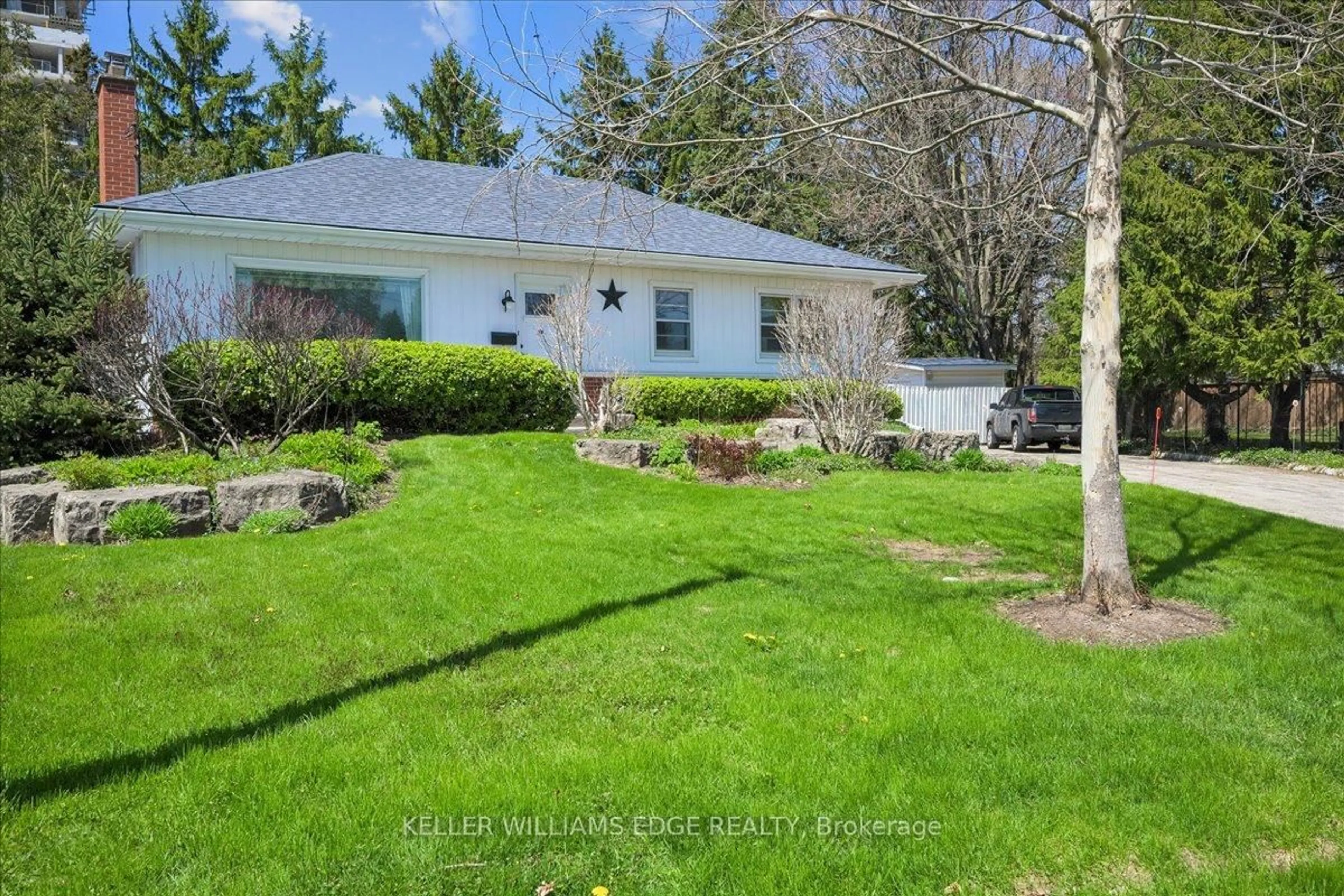 A pic from outside/outdoor area/front of a property/back of a property/a pic from drone, unknown for 2117 Edinburgh Dr, Burlington Ontario L7R 2C8