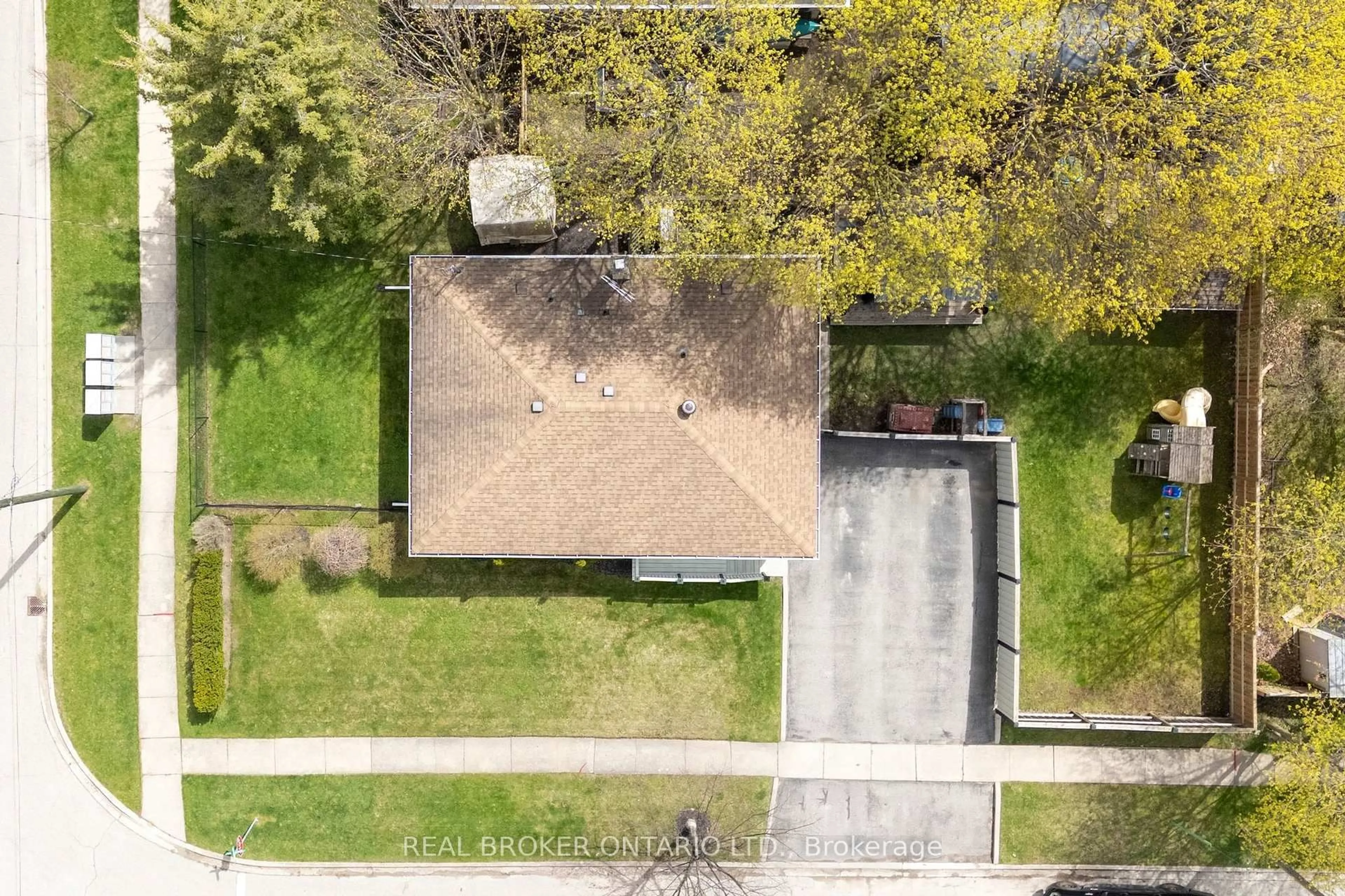 A pic from outside/outdoor area/front of a property/back of a property/a pic from drone, street for 3 Allen Rd, Halton Hills Ontario L7G 1M7
