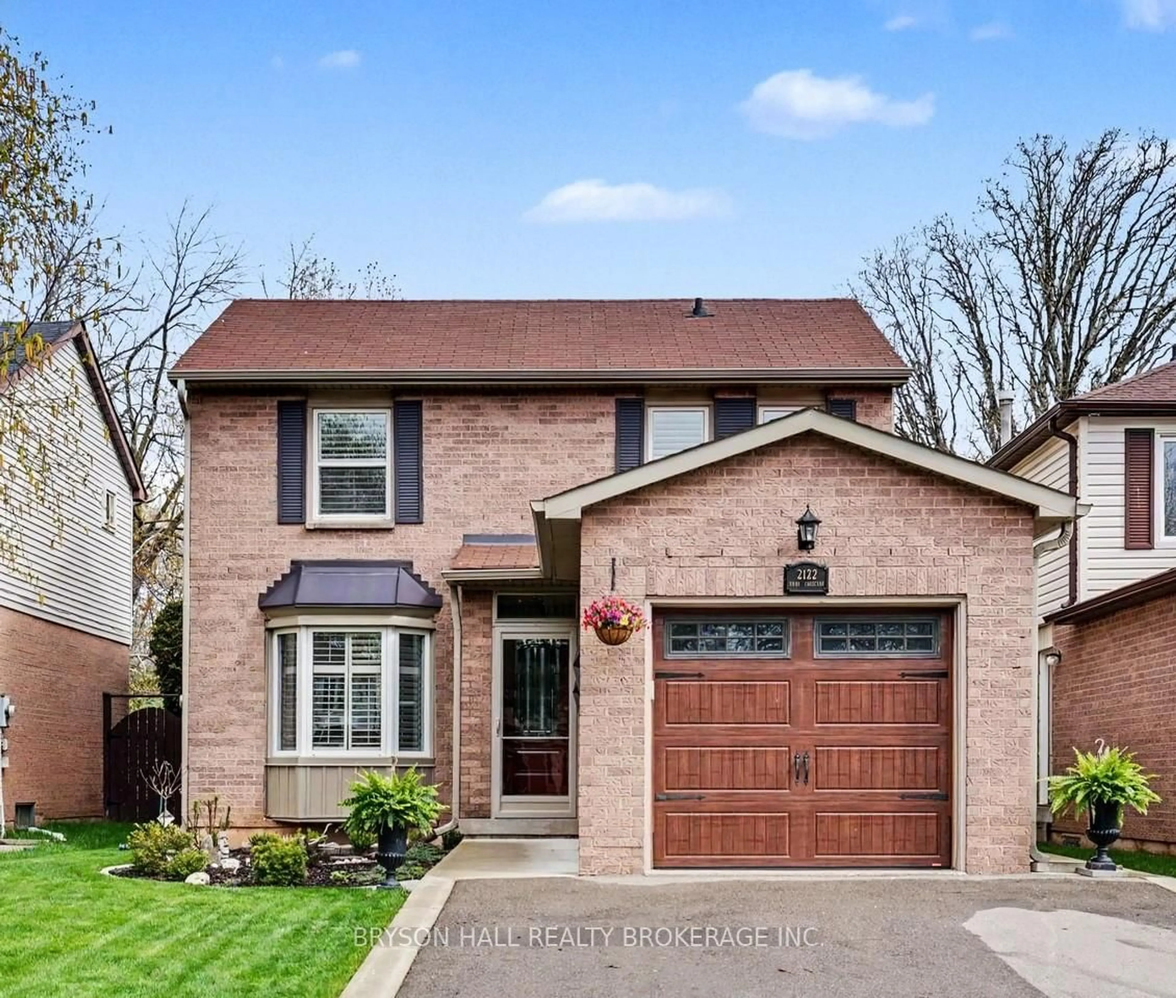 Home with brick exterior material, street for 2122 Hunt Cres, Burlington Ontario L7M 2P3