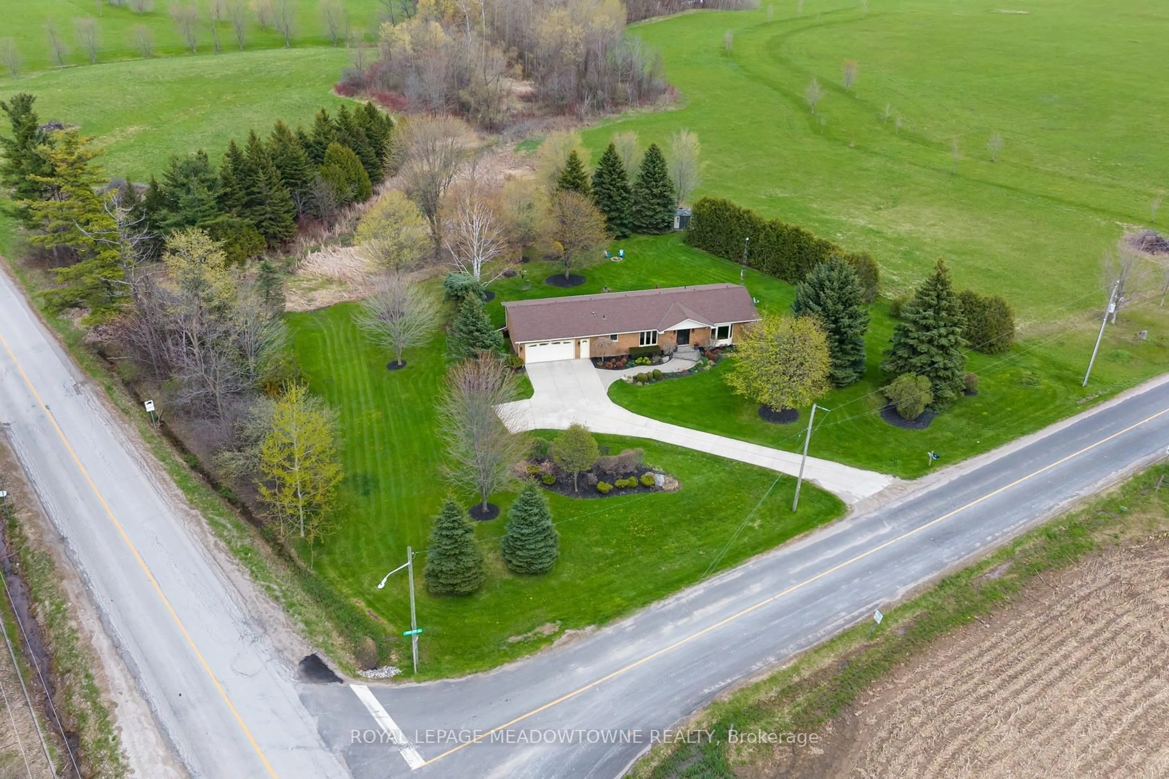 A pic from outside/outdoor area/front of a property/back of a property/a pic from drone, street for 10997 Third Line, Halton Hills Ontario L9T 2X9