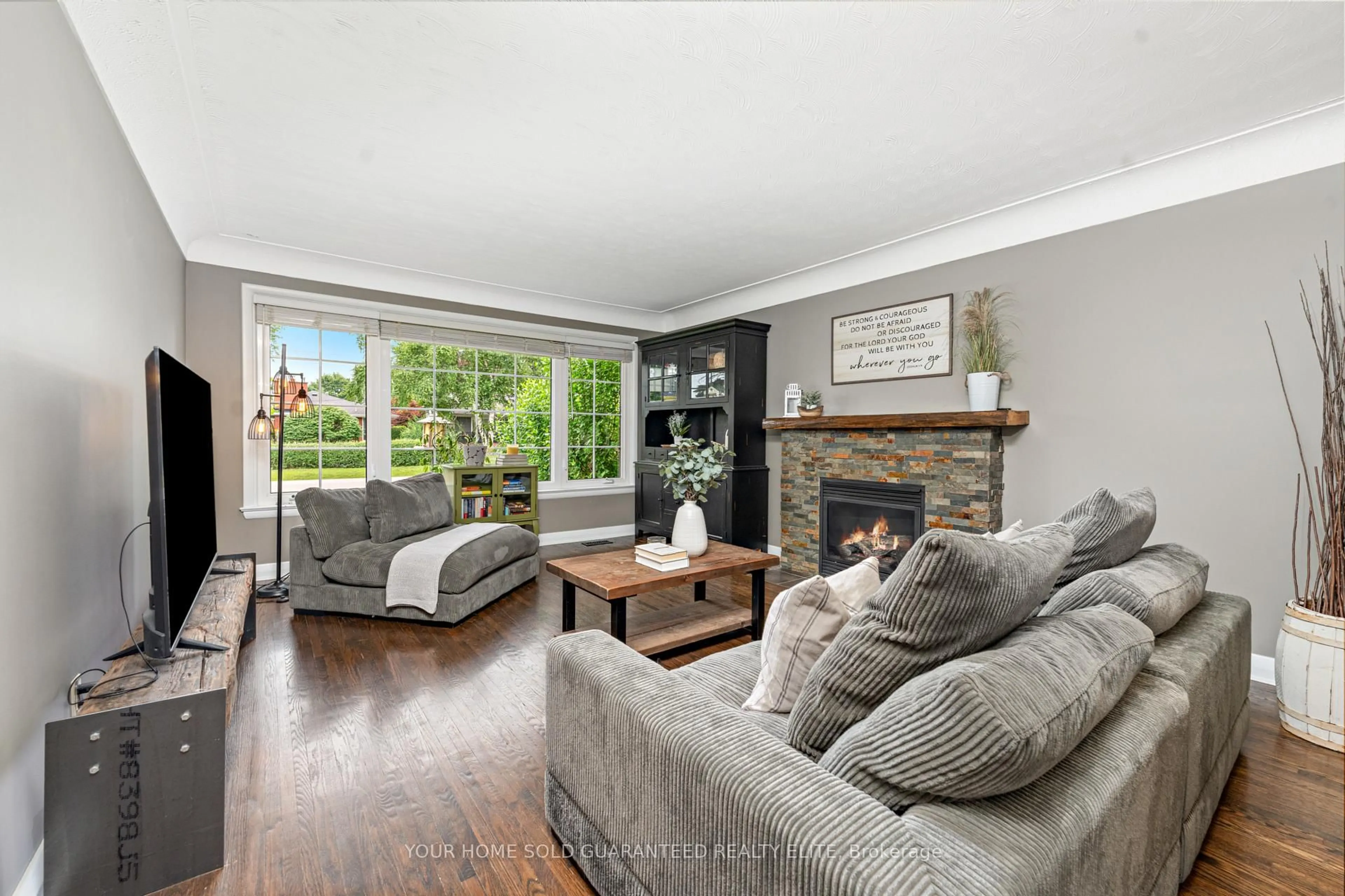 Living room with furniture, unknown for 1063 Maplehurst Ave, Burlington Ontario L7T 3G3