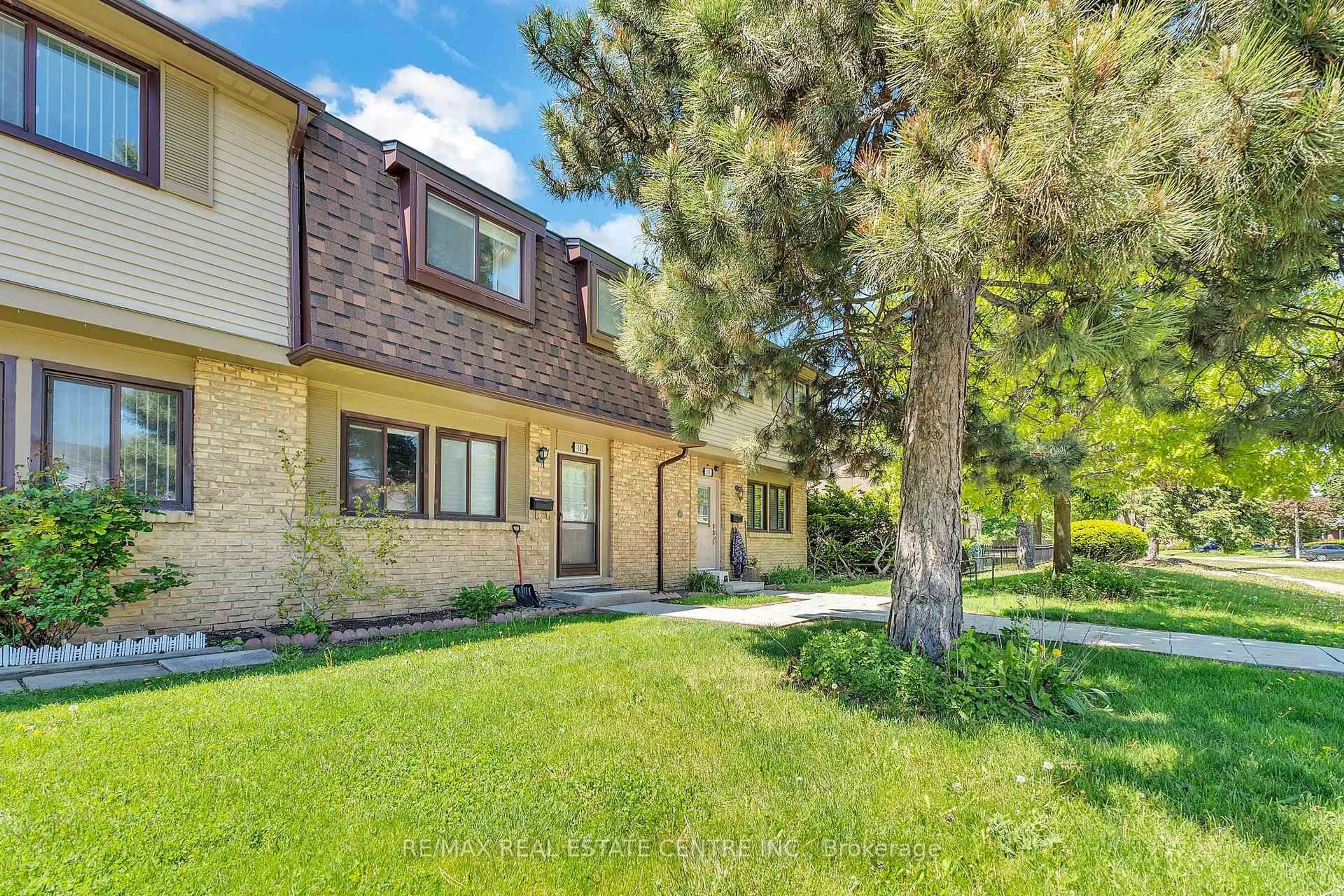 Patio, street for 105 Hansen Rd #102, Brampton Ontario L6V 3C9