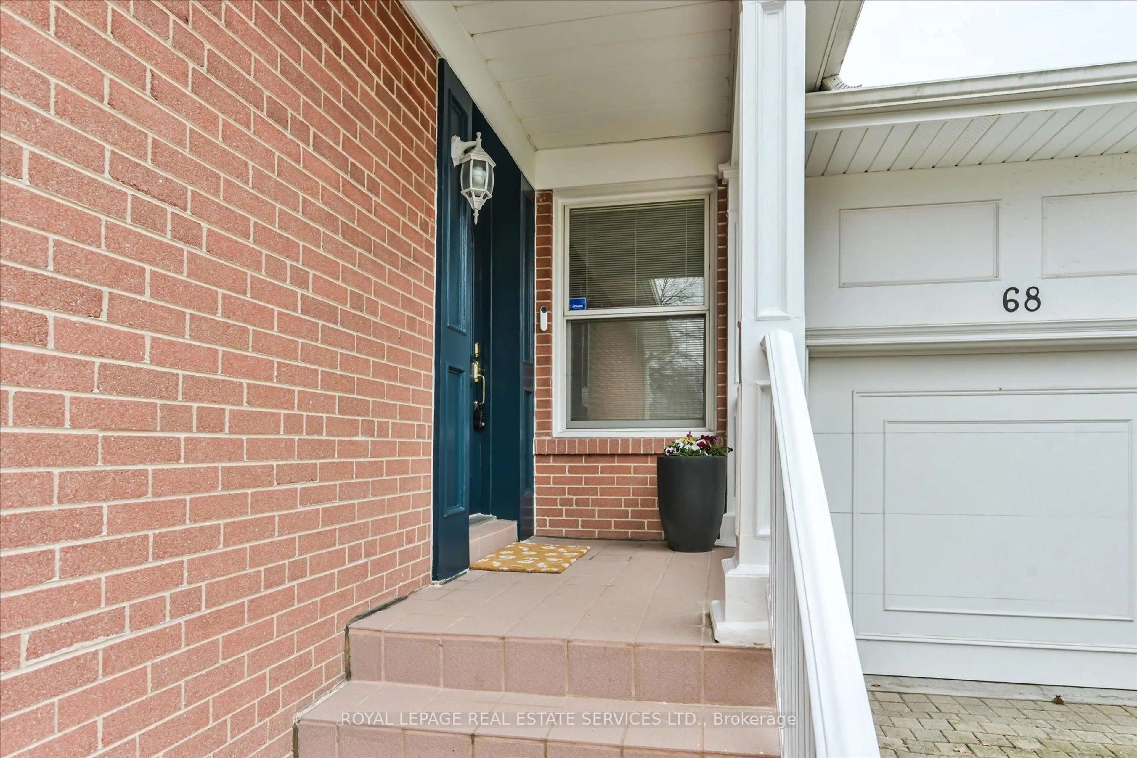 Indoor entryway for 68 Renault Cres, Toronto Ontario M9P 1J5