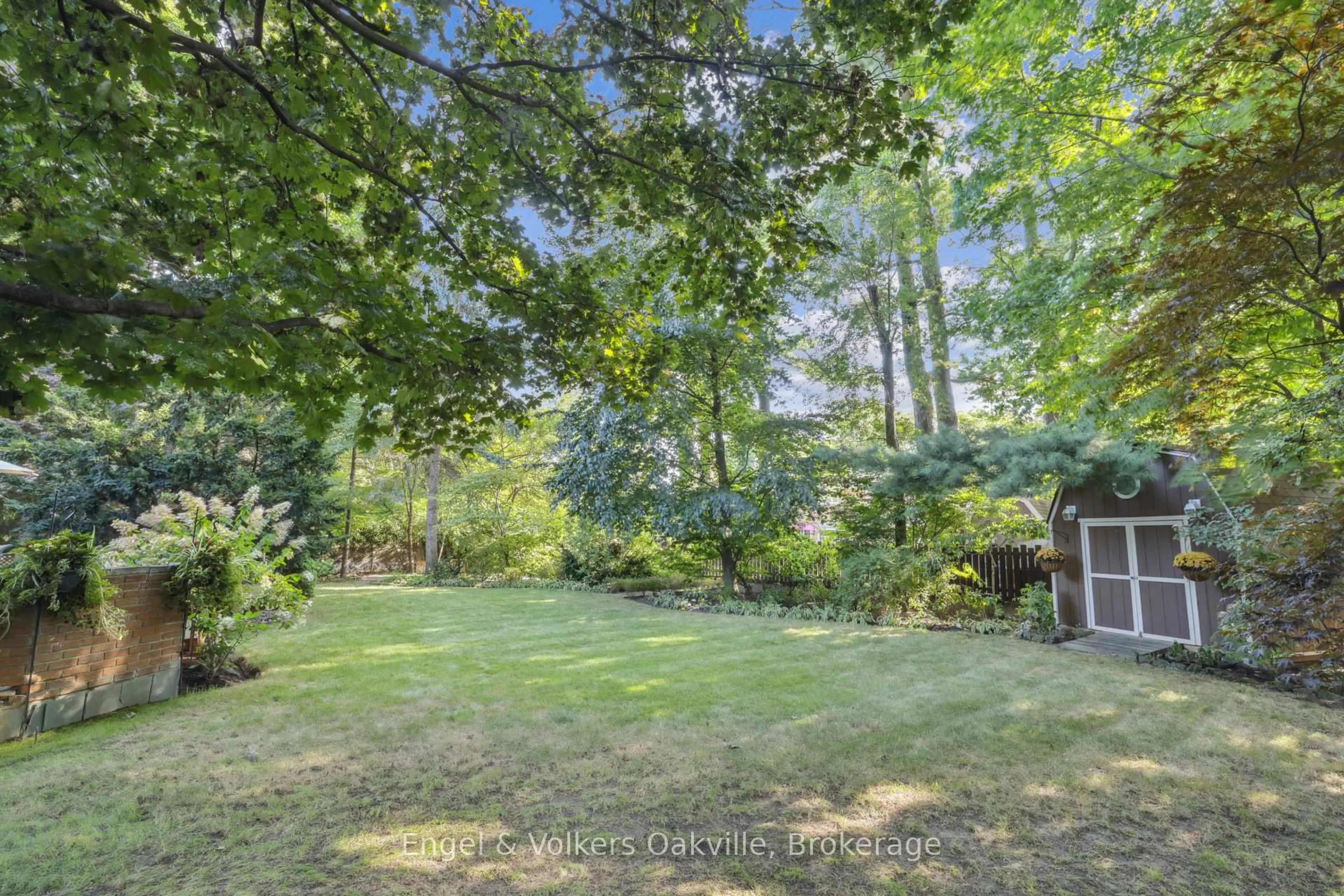 A pic from outside/outdoor area/front of a property/back of a property/a pic from drone, forest/trees view for 250 Gatestone Ave, Oakville Ontario L6J 5R9