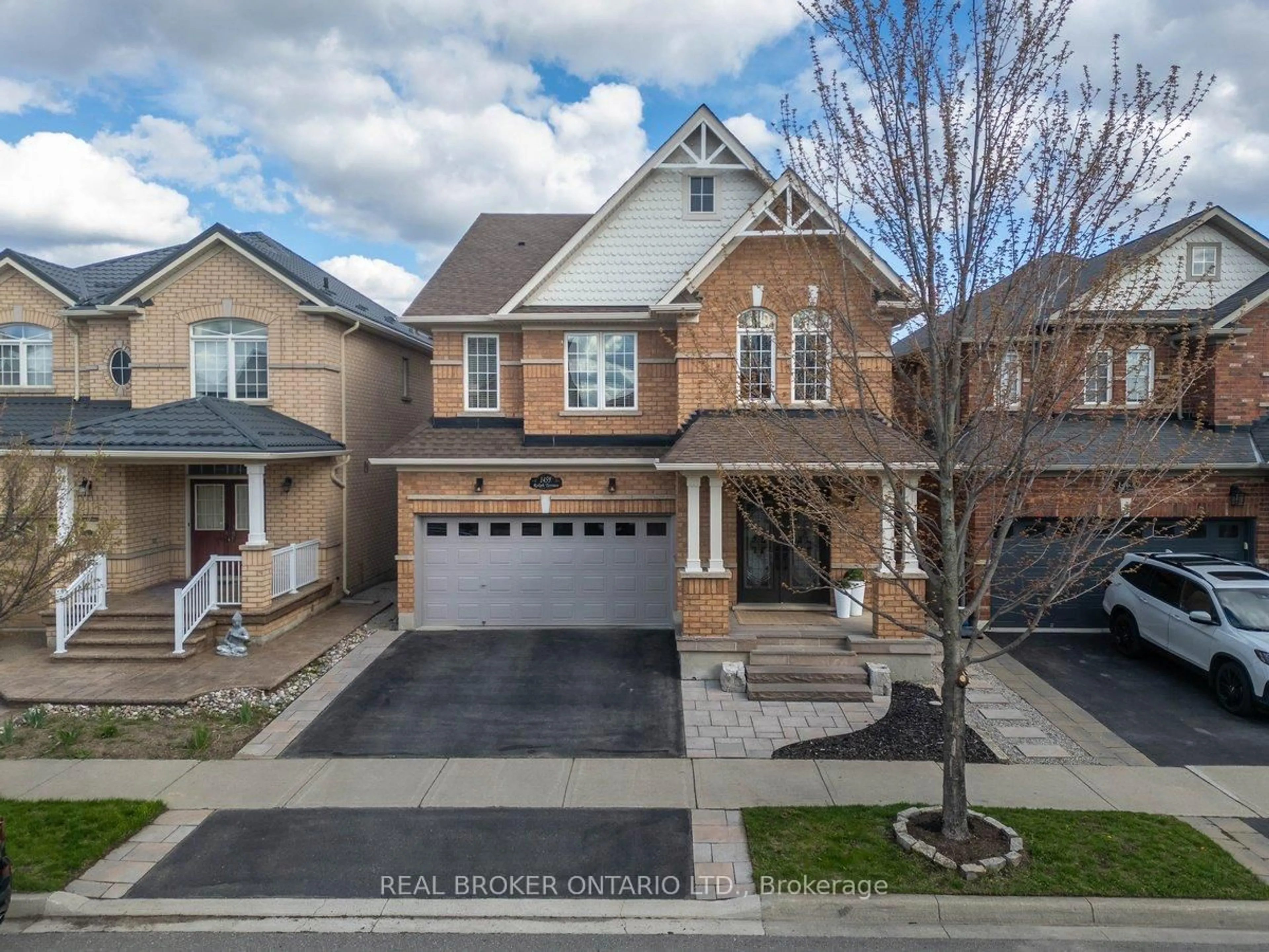 A pic from outside/outdoor area/front of a property/back of a property/a pic from drone, street for 1459 Rolph Terr, Milton Ontario L9T 7C9