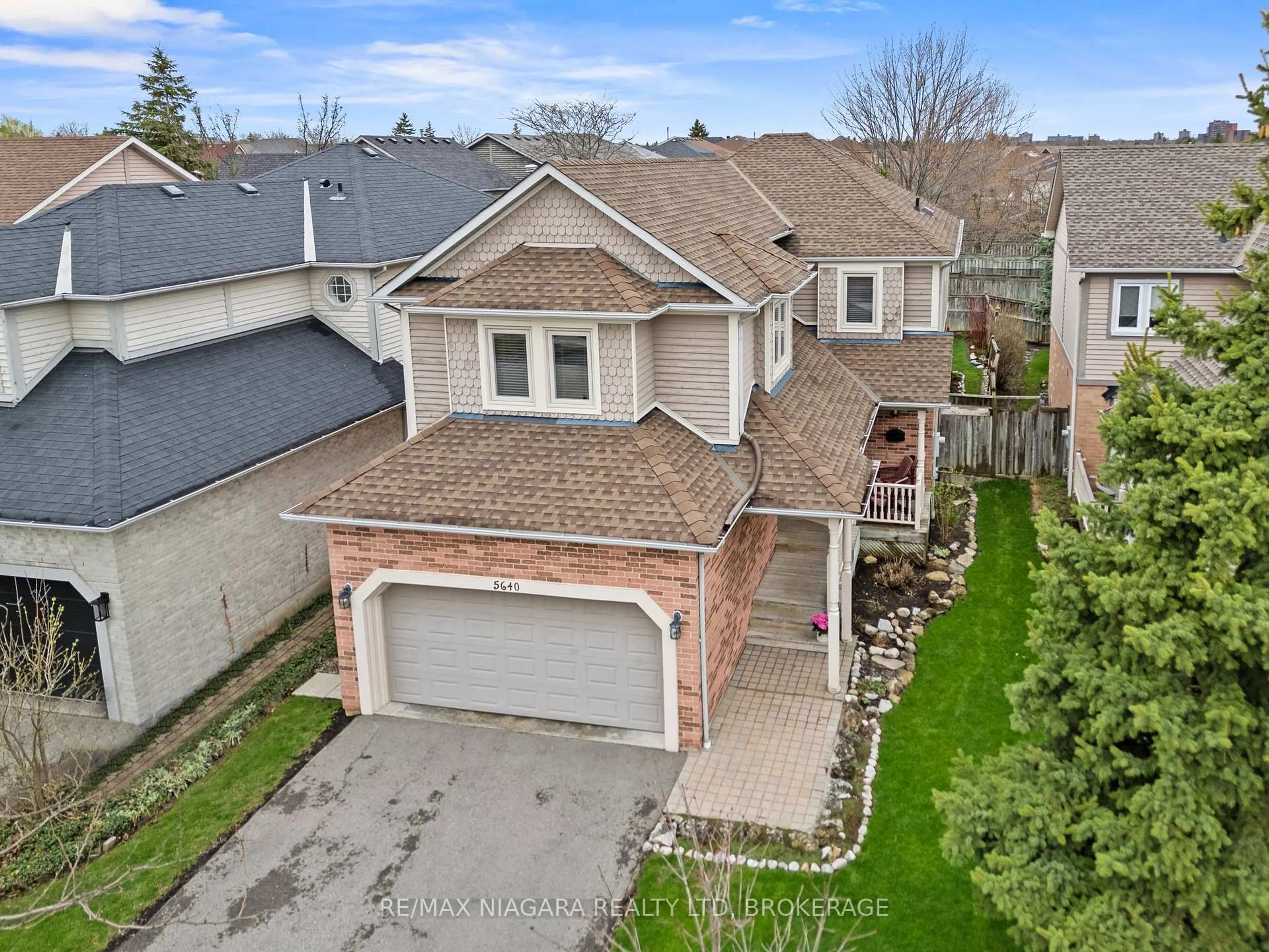 A pic from outside/outdoor area/front of a property/back of a property/a pic from drone, street for 5640 Wells Pl, Mississauga Ontario L5M 5T7