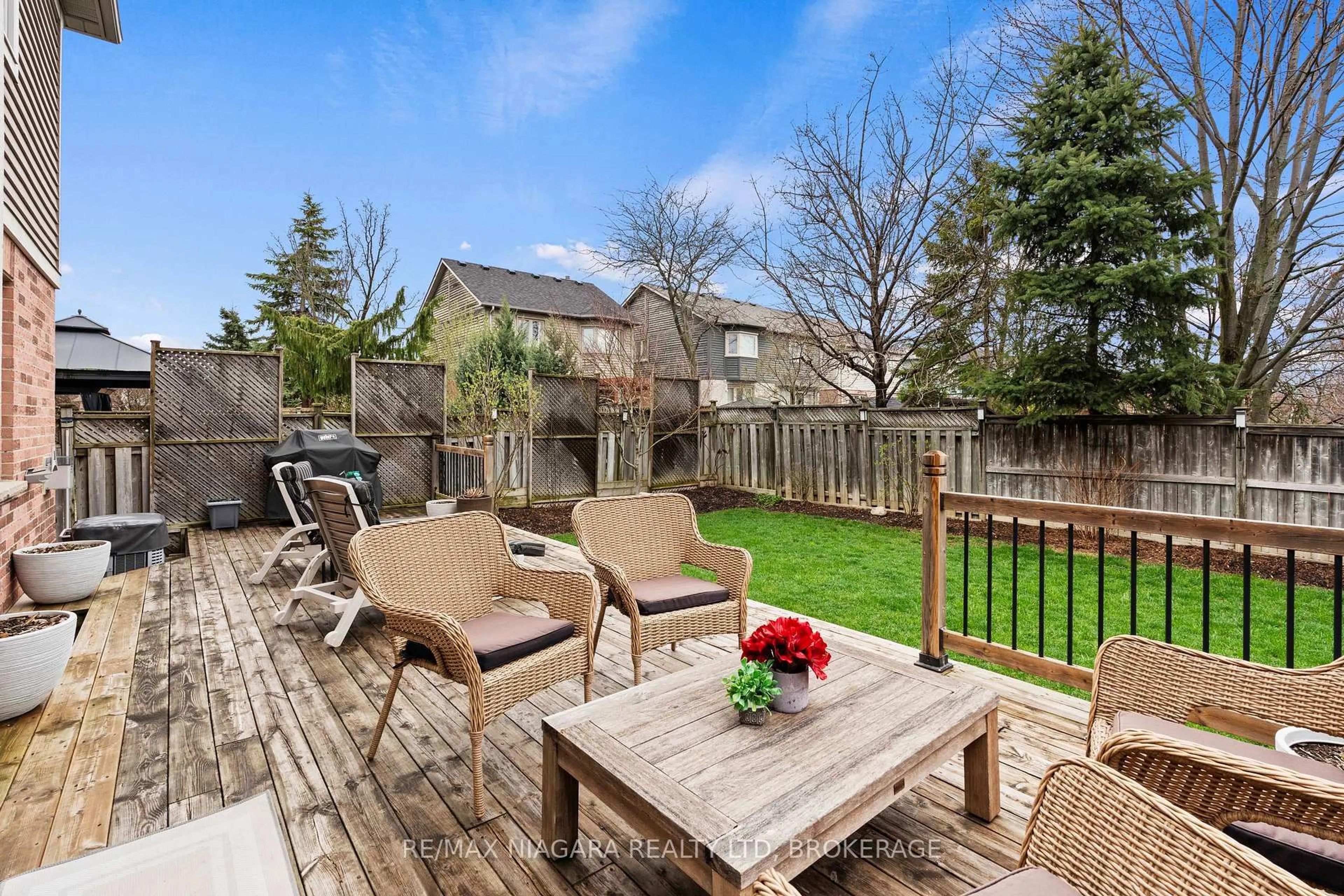 Patio, street for 5640 Wells Pl, Mississauga Ontario L5M 5T7