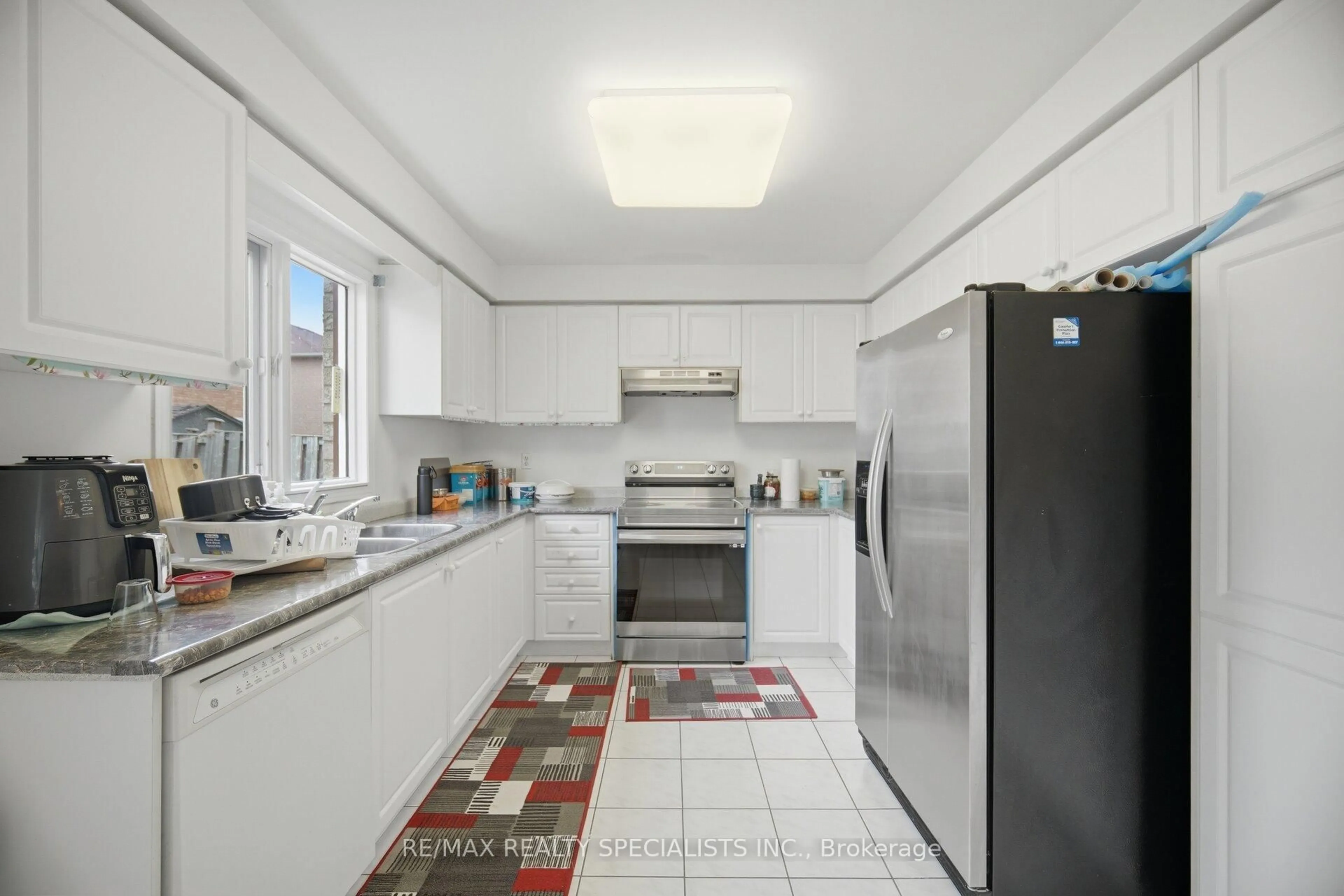 Standard kitchen, unknown for 64 Dolphin Song Cres, Brampton Ontario L6R 2A7