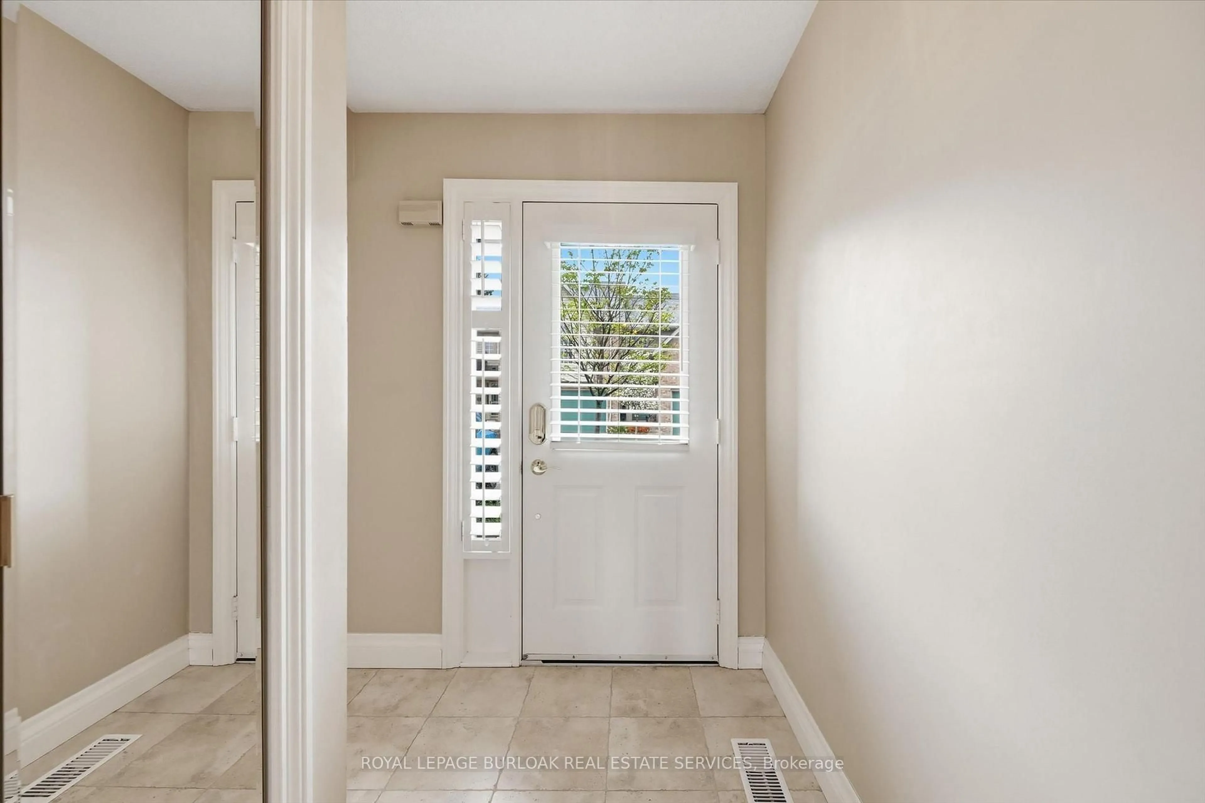 Indoor entryway for 3333 New St #44, Burlington Ontario L7N 1N1