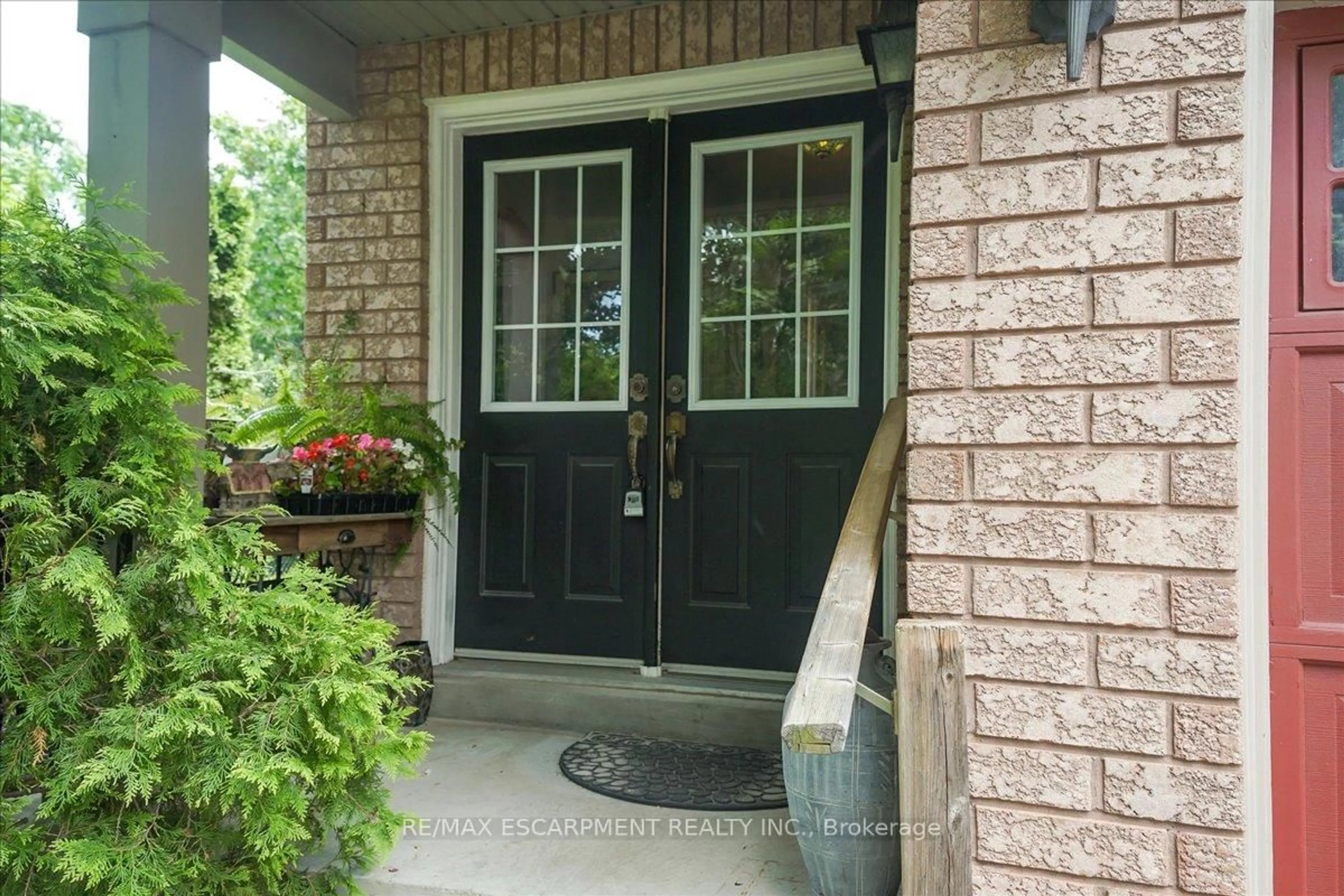 Indoor entryway for 5224 Thornburn Dr, Burlington Ontario L7L 6R4