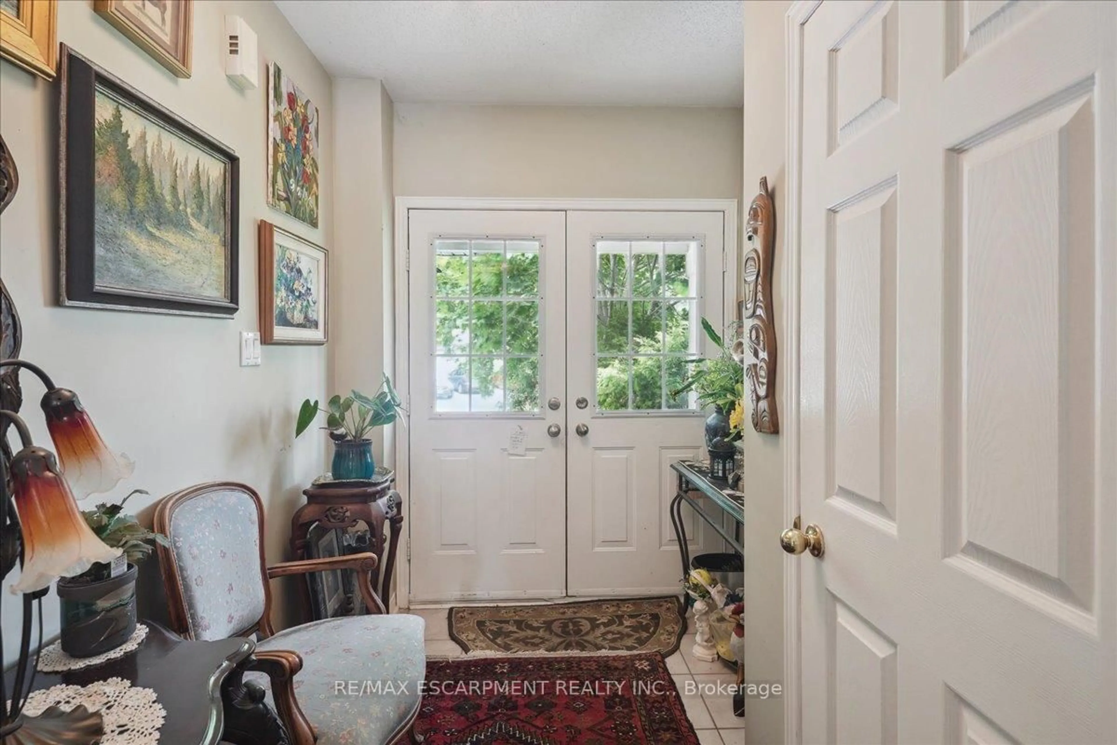 Indoor entryway for 5224 Thornburn Dr, Burlington Ontario L7L 6R4