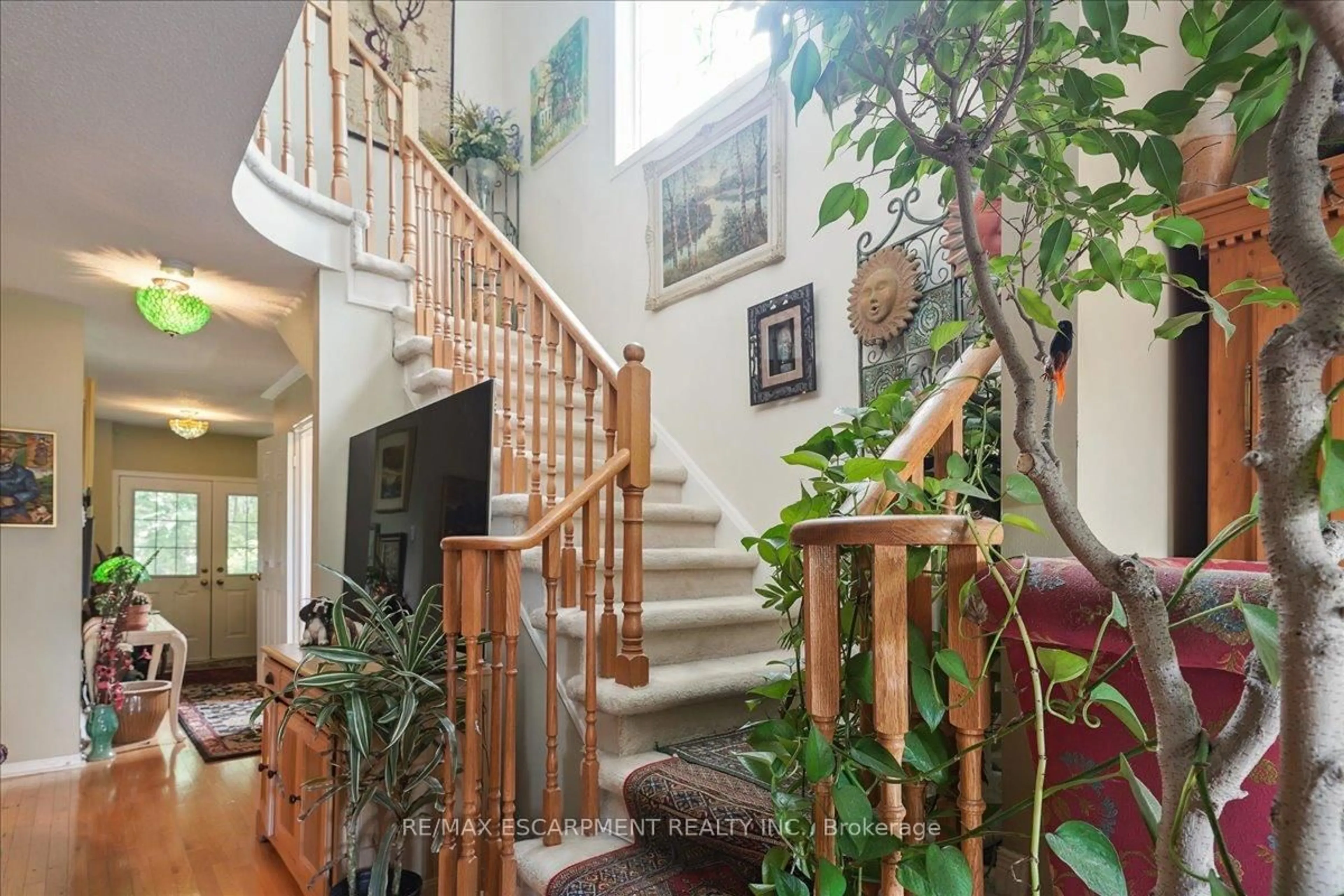 Indoor foyer for 5224 Thornburn Dr, Burlington Ontario L7L 6R4
