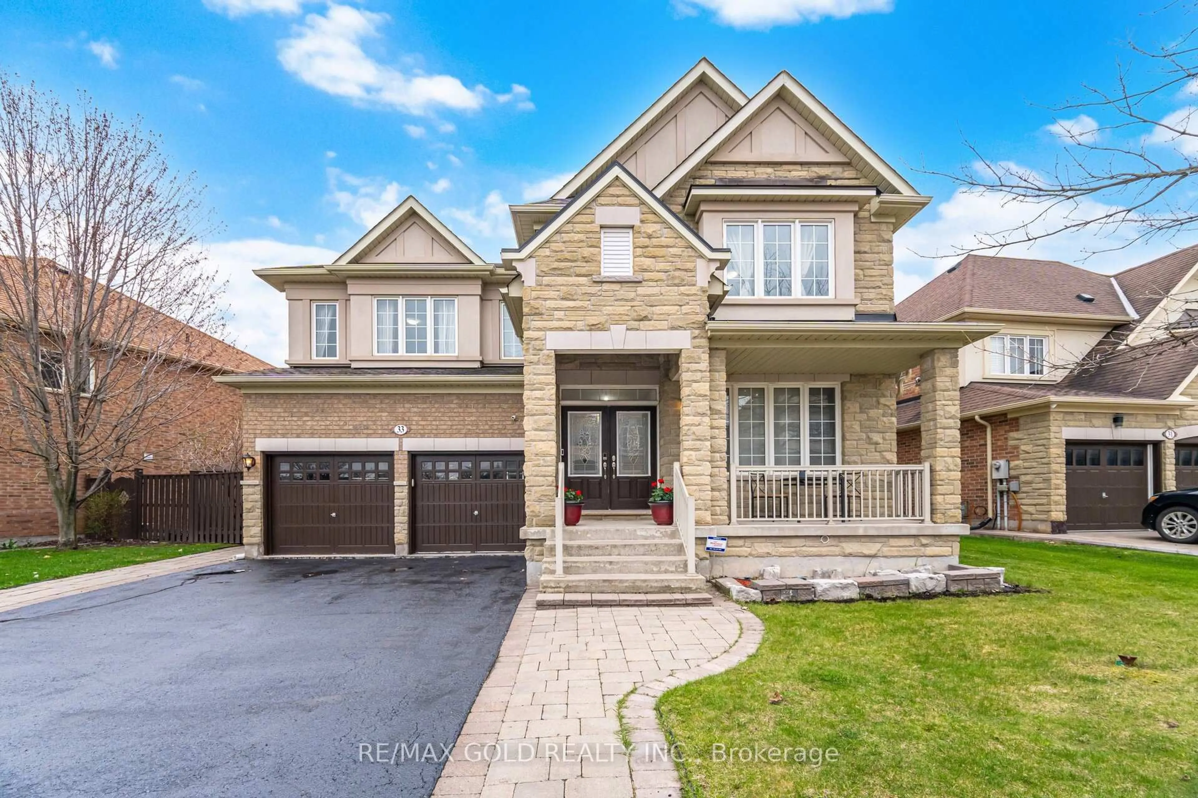 Home with brick exterior material, street for 33 Garryoaks Dr, Brampton Ontario L6P 3E2