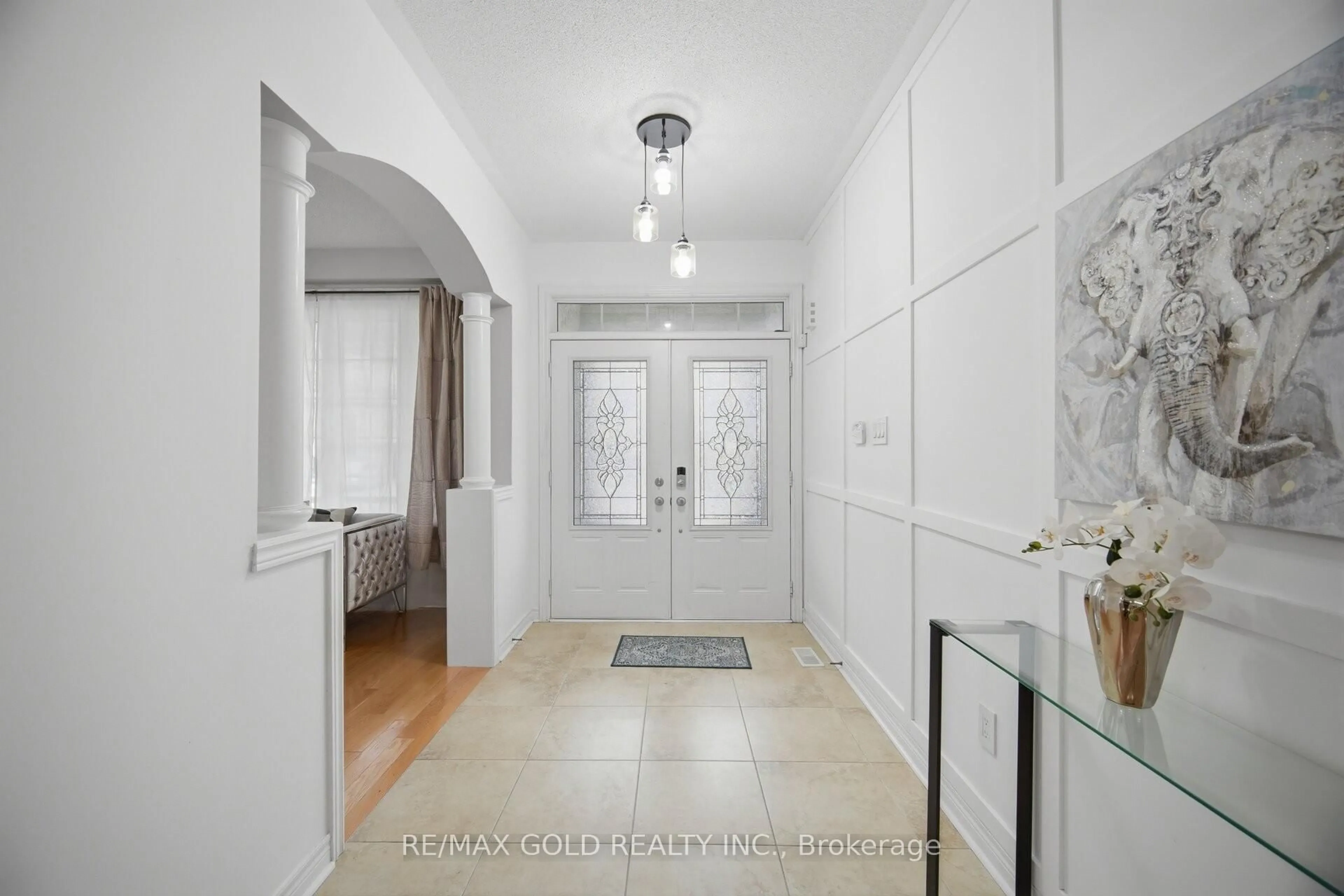 Indoor foyer for 33 Garryoaks Dr, Brampton Ontario L6P 3E2