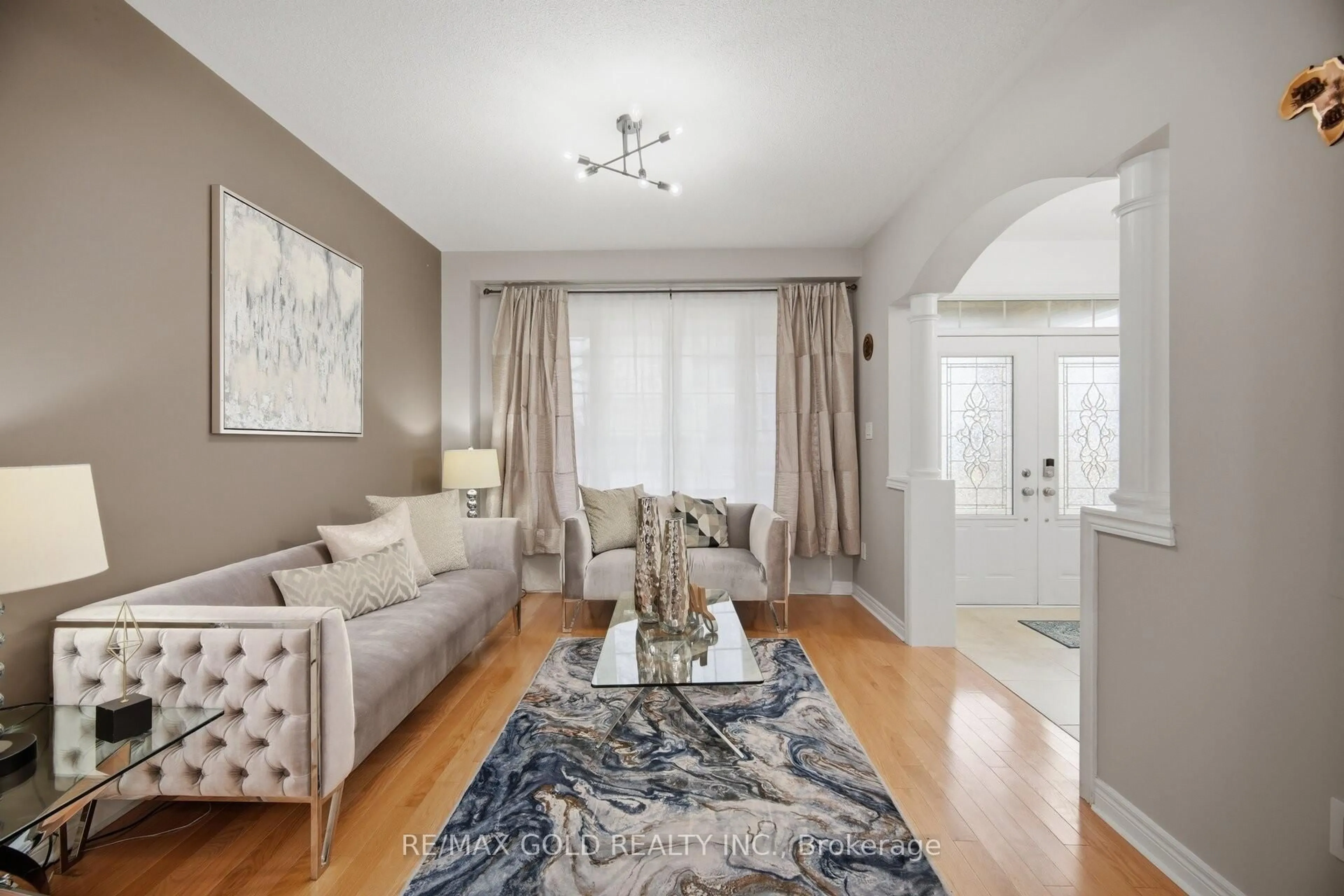 Living room with furniture, unknown for 33 Garryoaks Dr, Brampton Ontario L6P 3E2