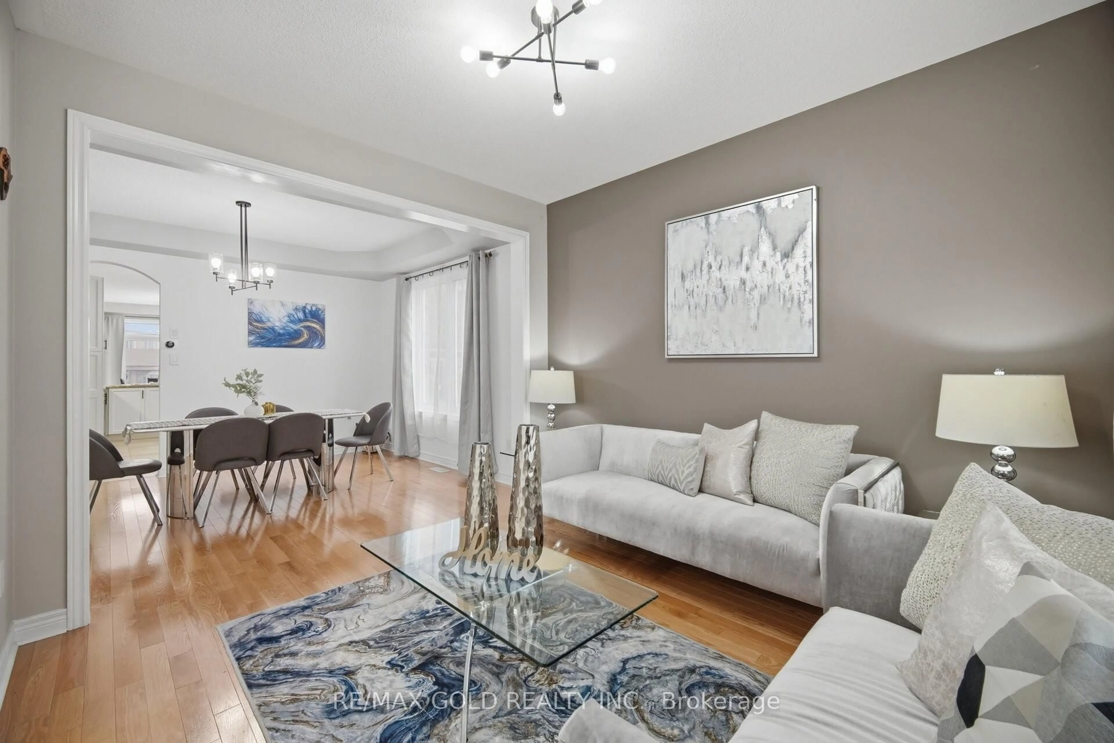 Living room with furniture, unknown for 33 Garryoaks Dr, Brampton Ontario L6P 3E2