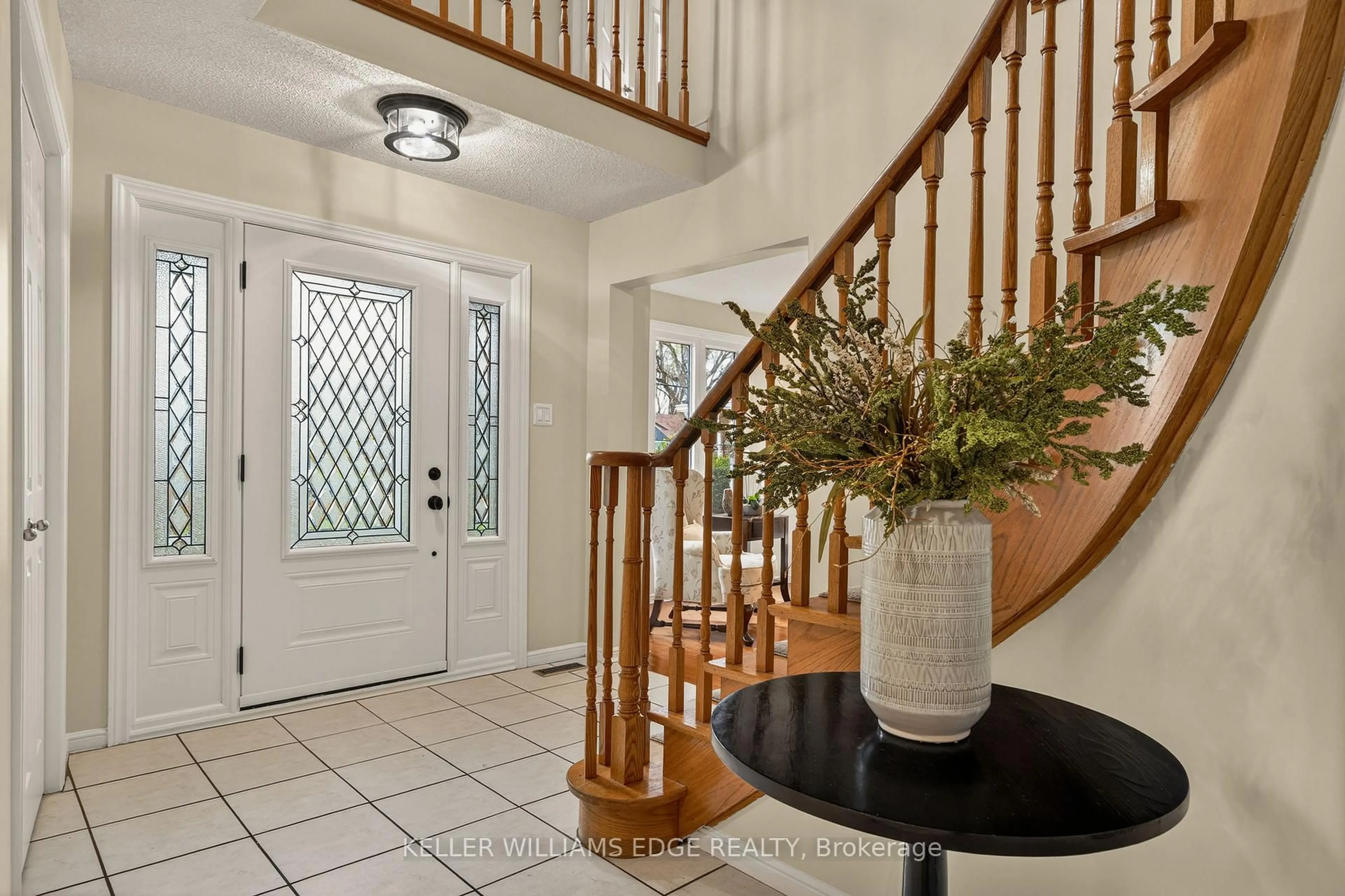 Indoor entryway for 520 Woodview Rd, Burlington Ontario L7N 3P9