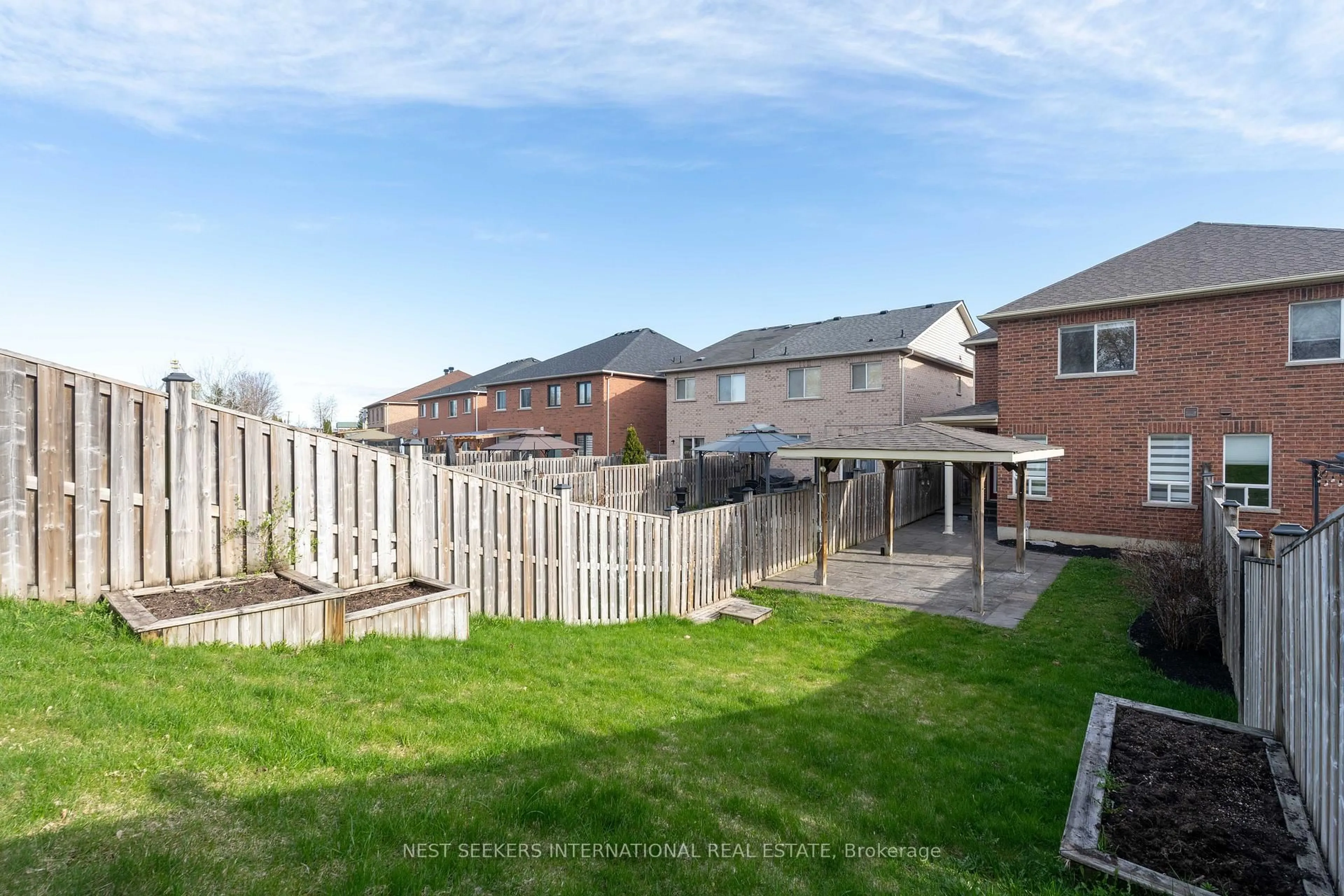 A pic from outside/outdoor area/front of a property/back of a property/a pic from drone, unknown for 115 Headwater Rd, Caledon Ontario L7E 2Z4