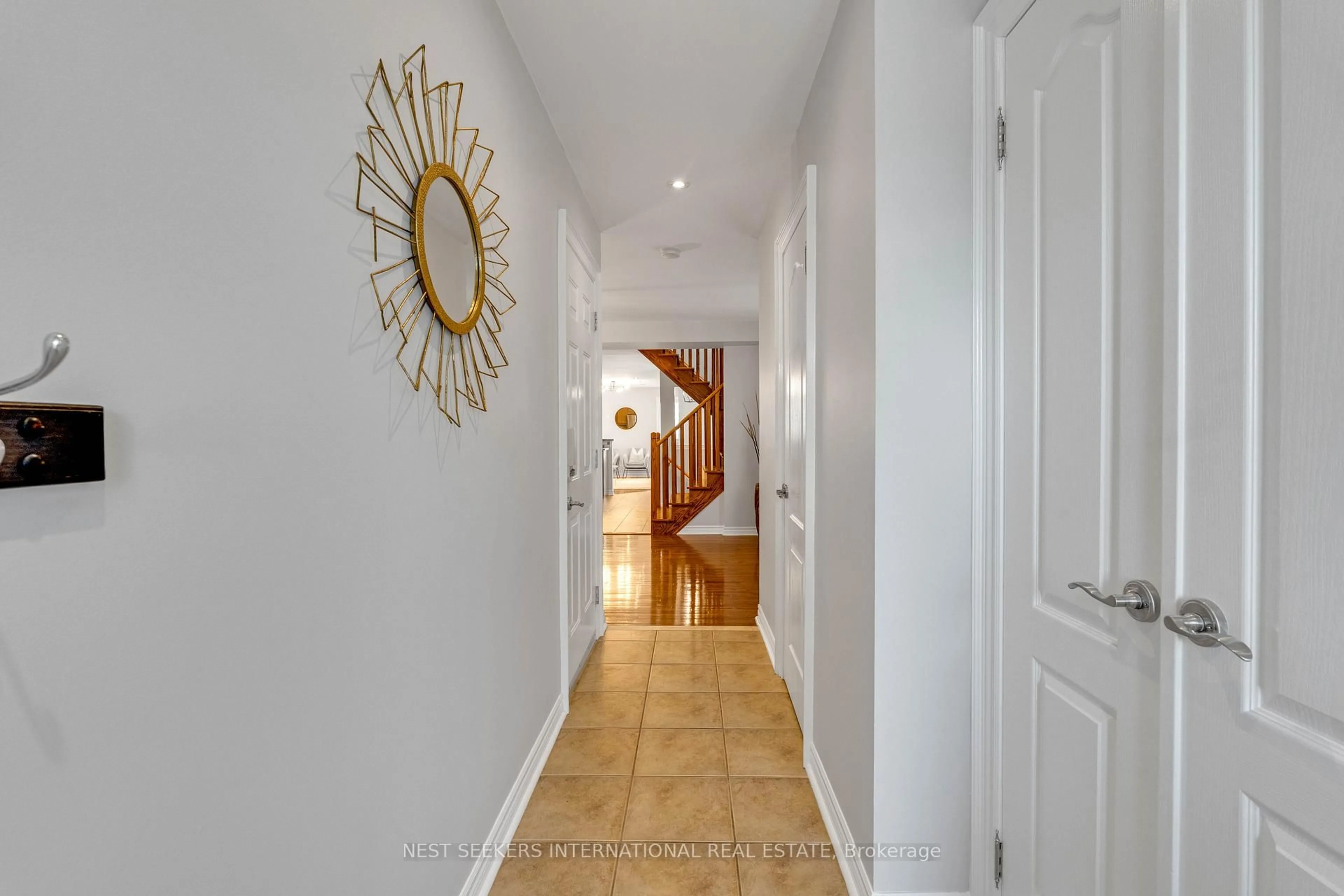 Indoor foyer for 115 Headwater Rd, Caledon Ontario L7E 2Z4