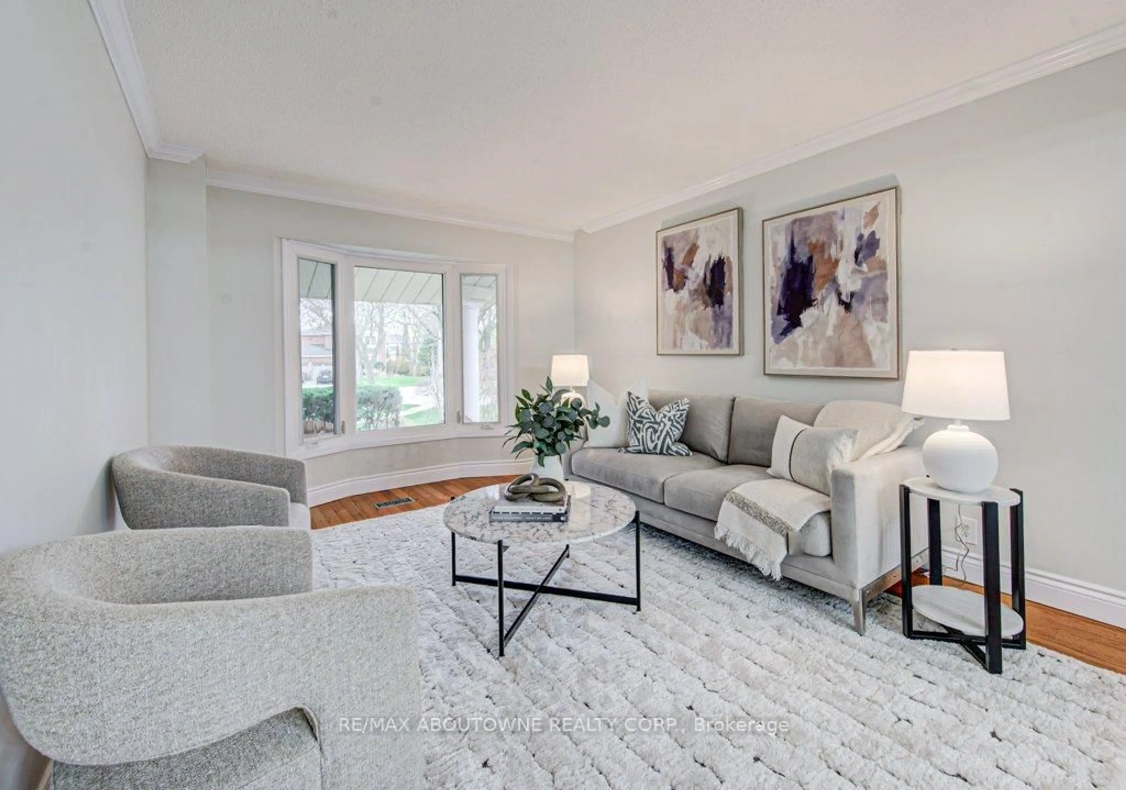 Living room with furniture, unknown for 3092 Hickling Crt, Mississauga Ontario L5N 4X8