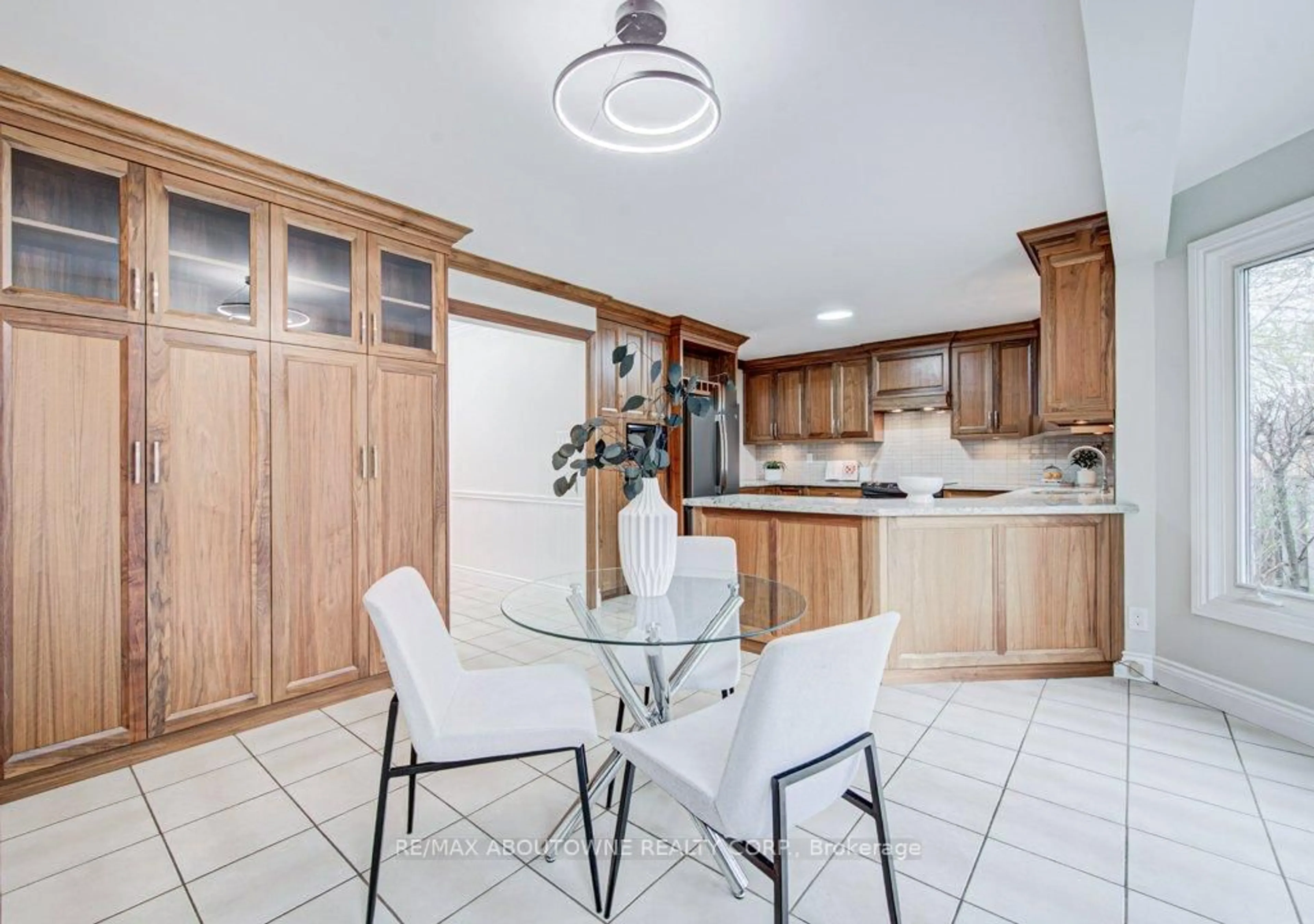 Open concept kitchen, ceramic/tile floor for 3092 Hickling Crt, Mississauga Ontario L5N 4X8