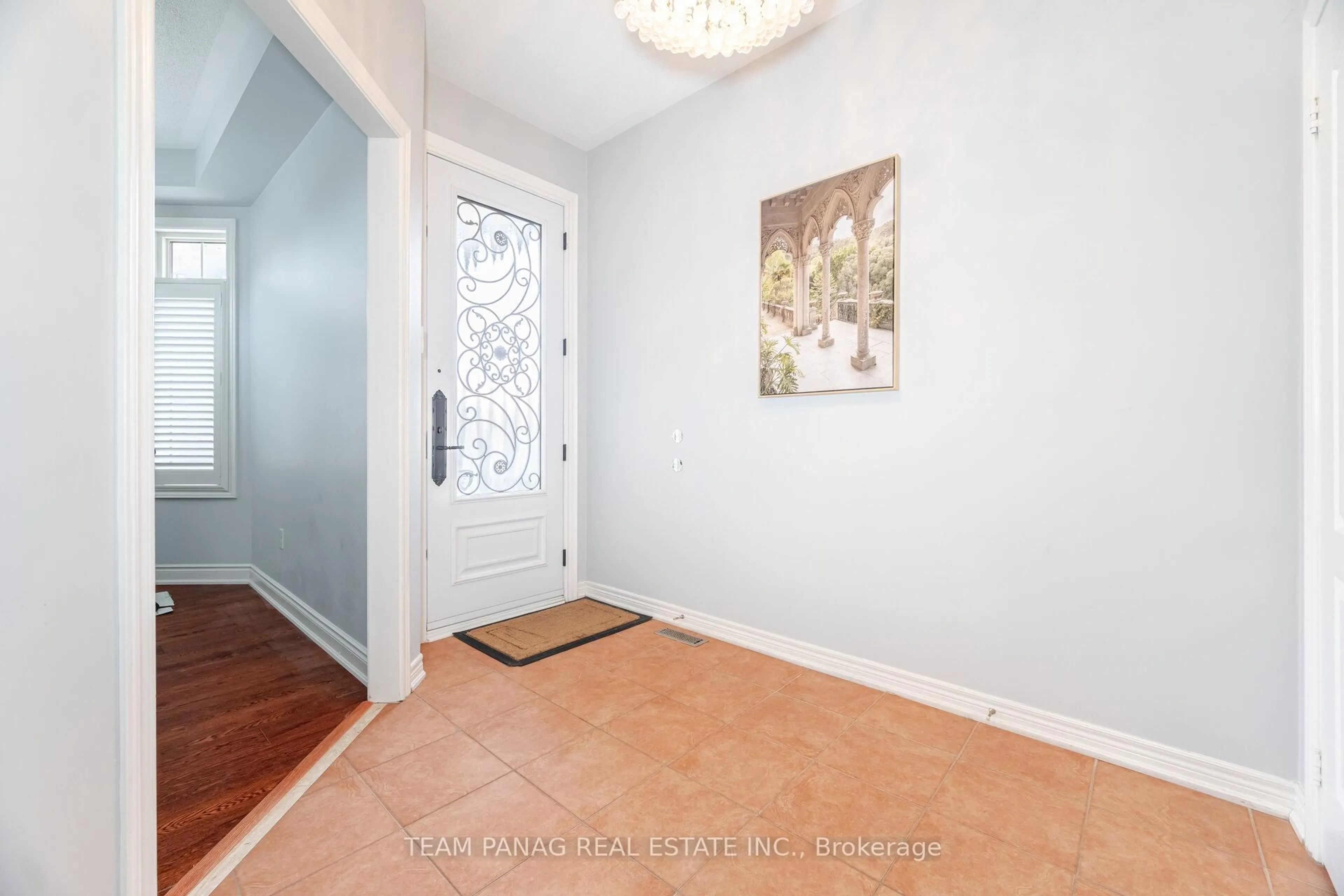 Indoor entryway for 8 Goreridge Cres, Brampton Ontario L6P 1P2