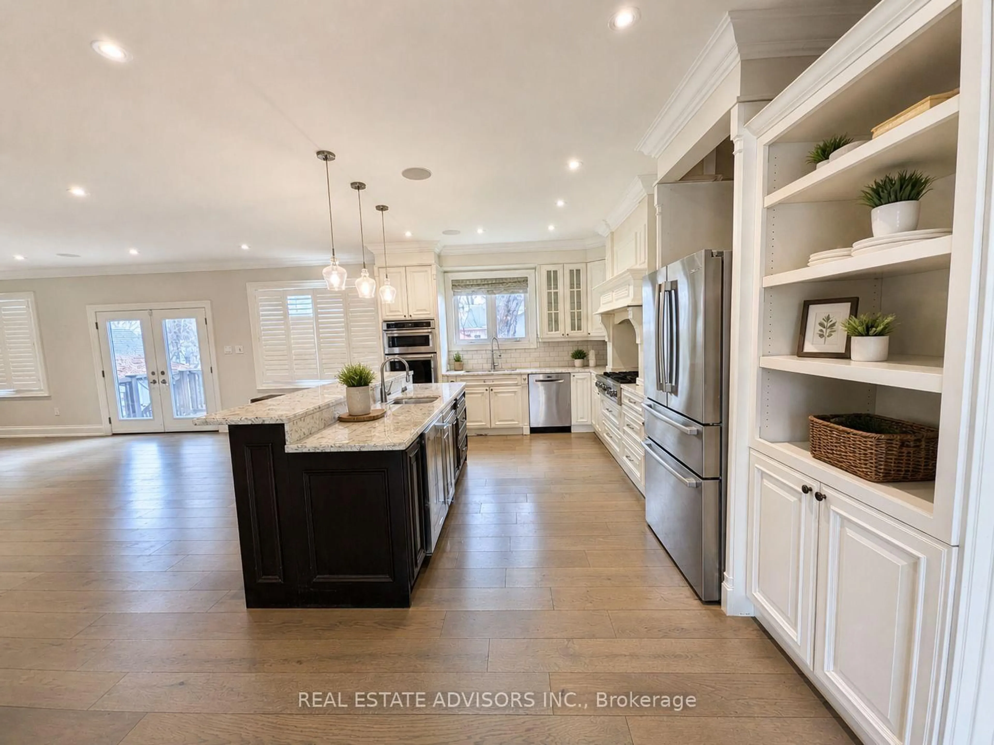 Open concept kitchen, unknown for 428 Maplehurst Ave, Oakville Ontario L6L 4Y7