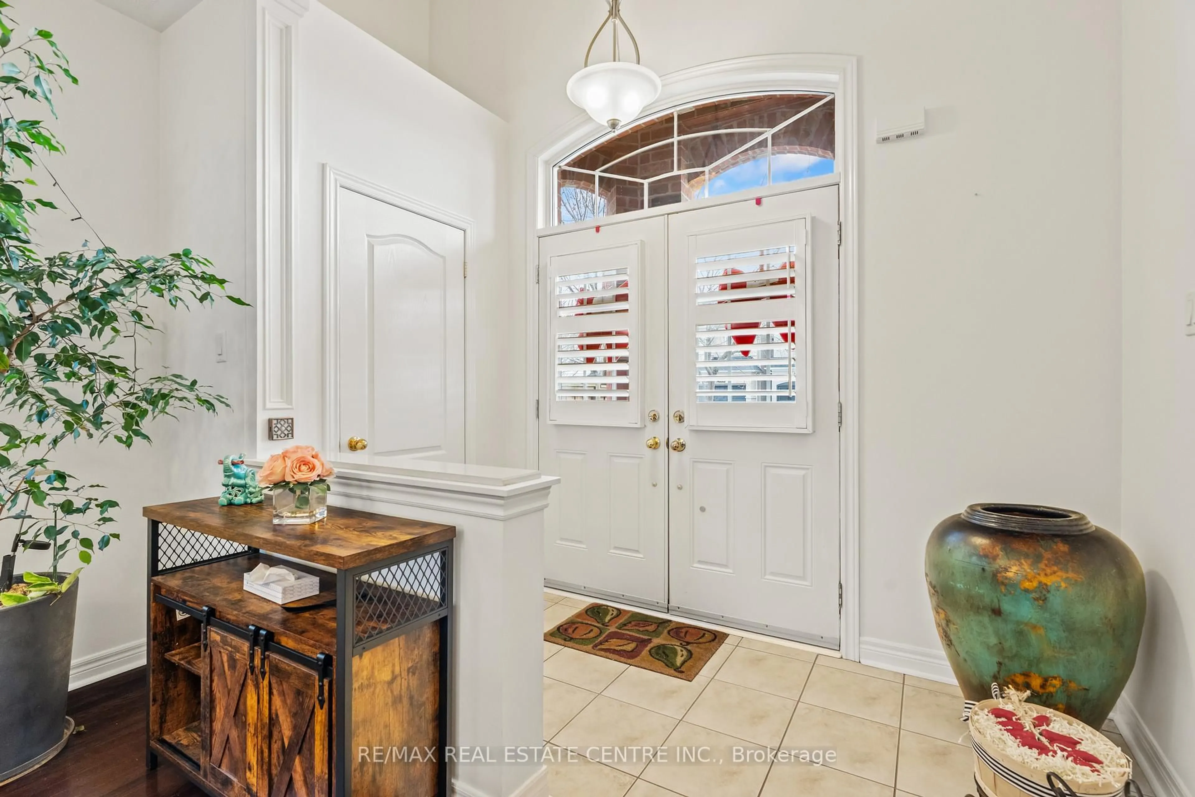 Indoor entryway for 15 Helman Rd, Brampton Ontario L6R 0R7