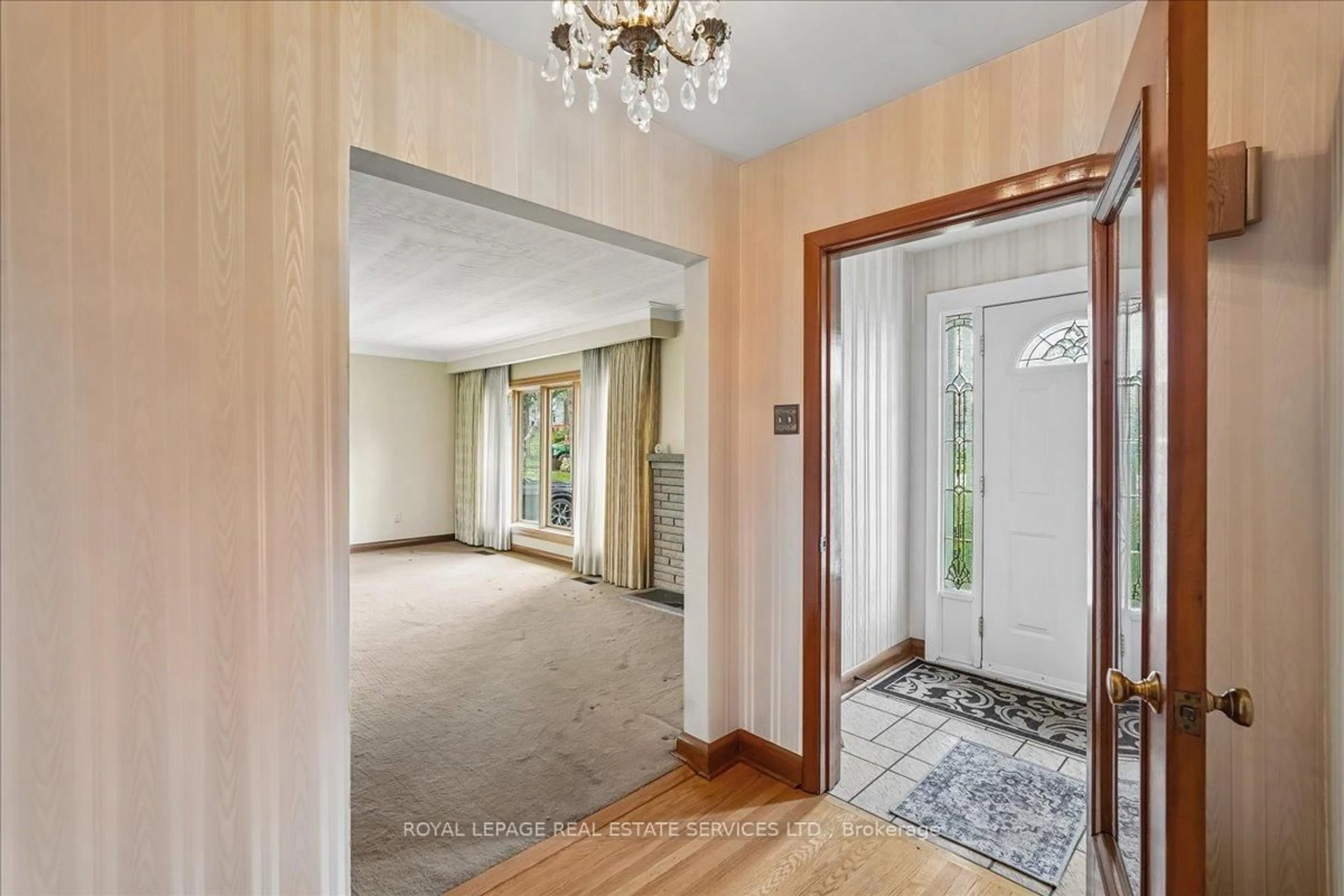 Indoor foyer for 151 Wedgewood Dr, Oakville Ontario L6J 4R6